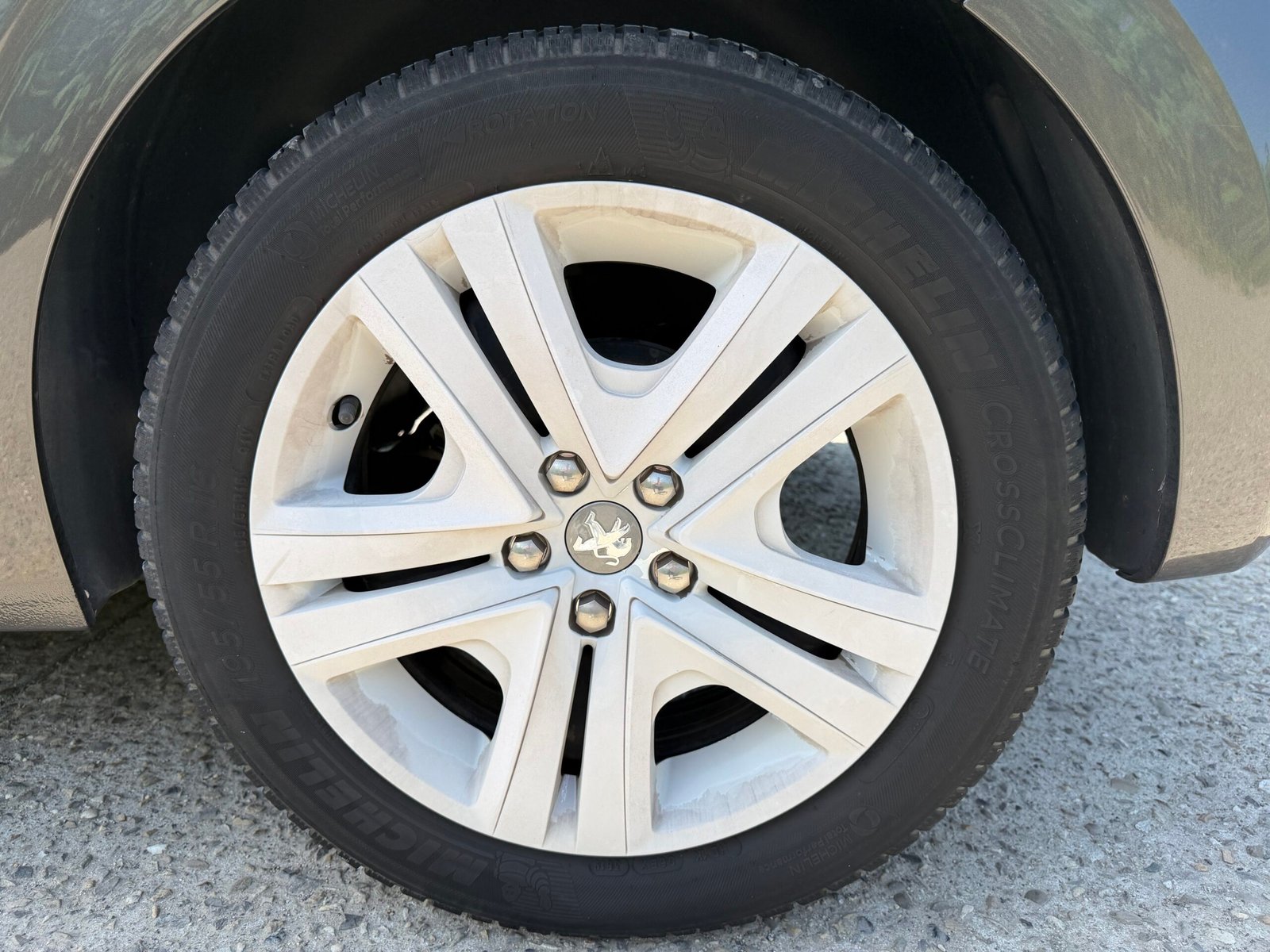 Peugeot 208 « Signature » 1,2 vti 82ch
