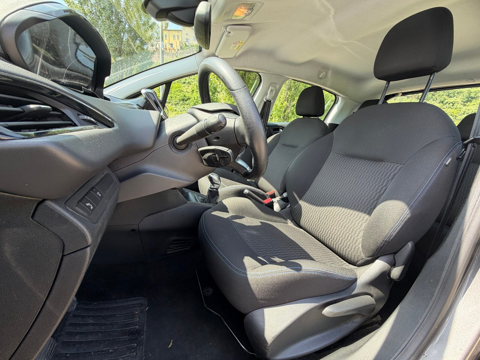 Peugeot 208 « Signature » 1,2 vti 82ch