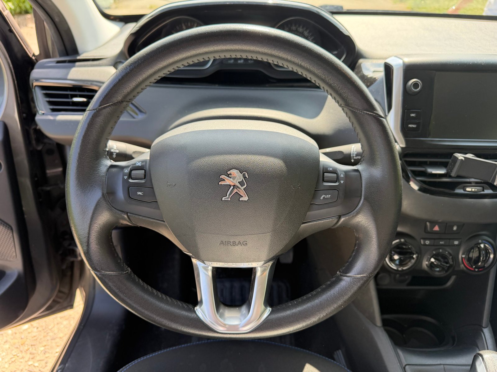 Peugeot 208 « Signature » 1,2 vti 82ch