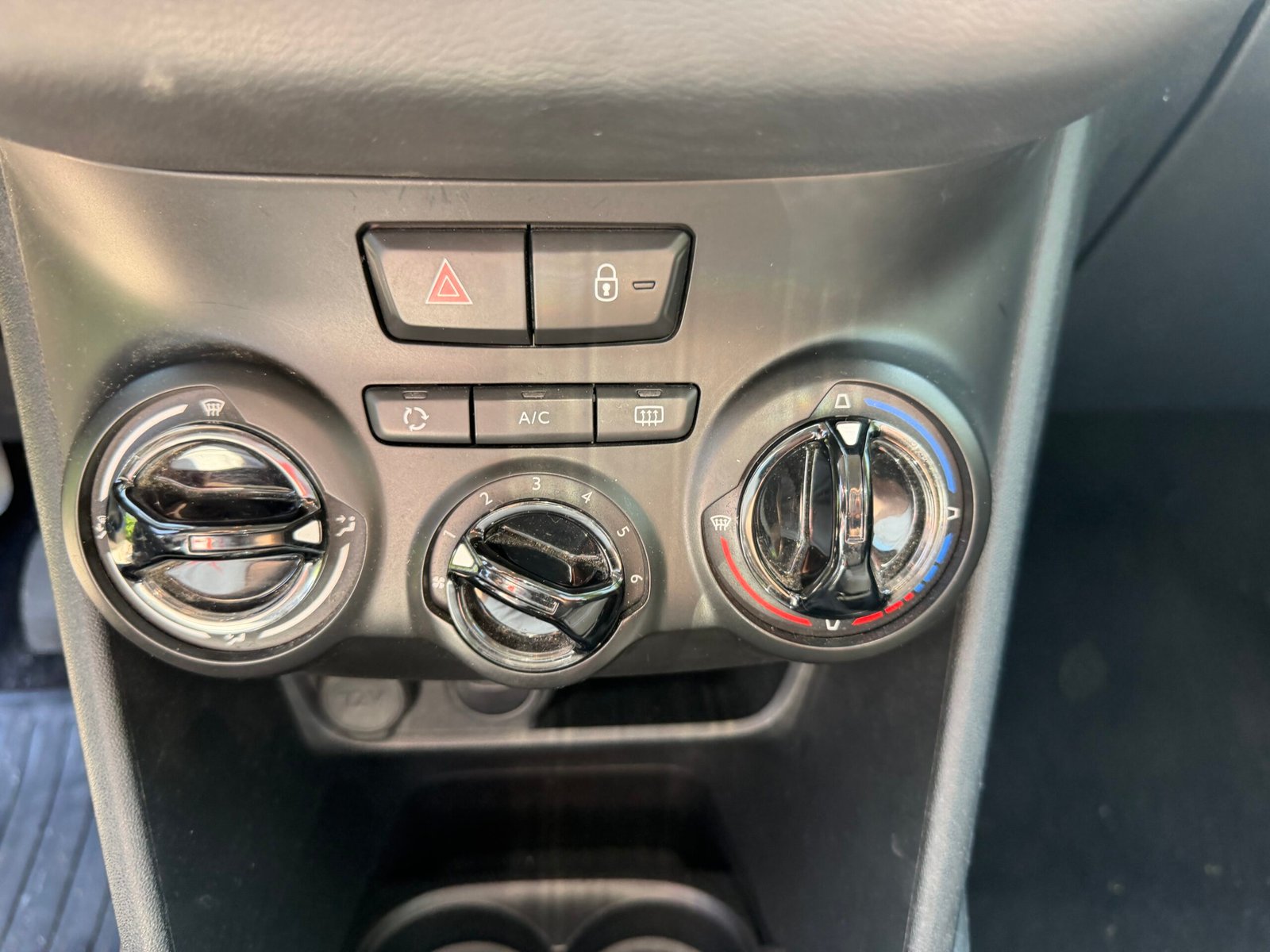 Peugeot 208 « Signature » 1,2 vti 82ch