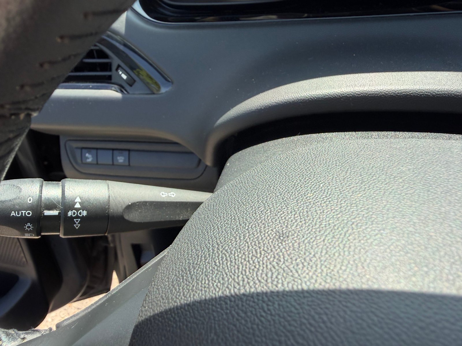 Peugeot 208 « Signature » 1,2 vti 82ch
