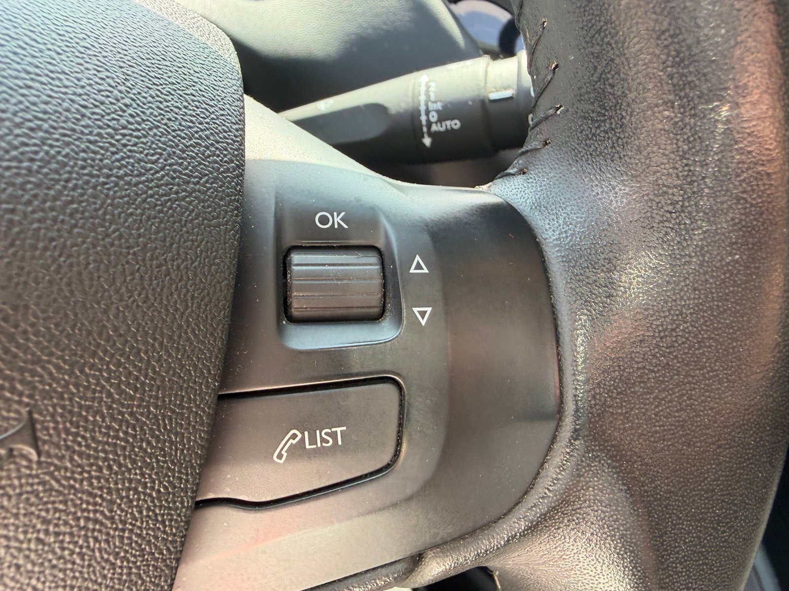Peugeot 208 « Signature » 1,2 vti 82ch