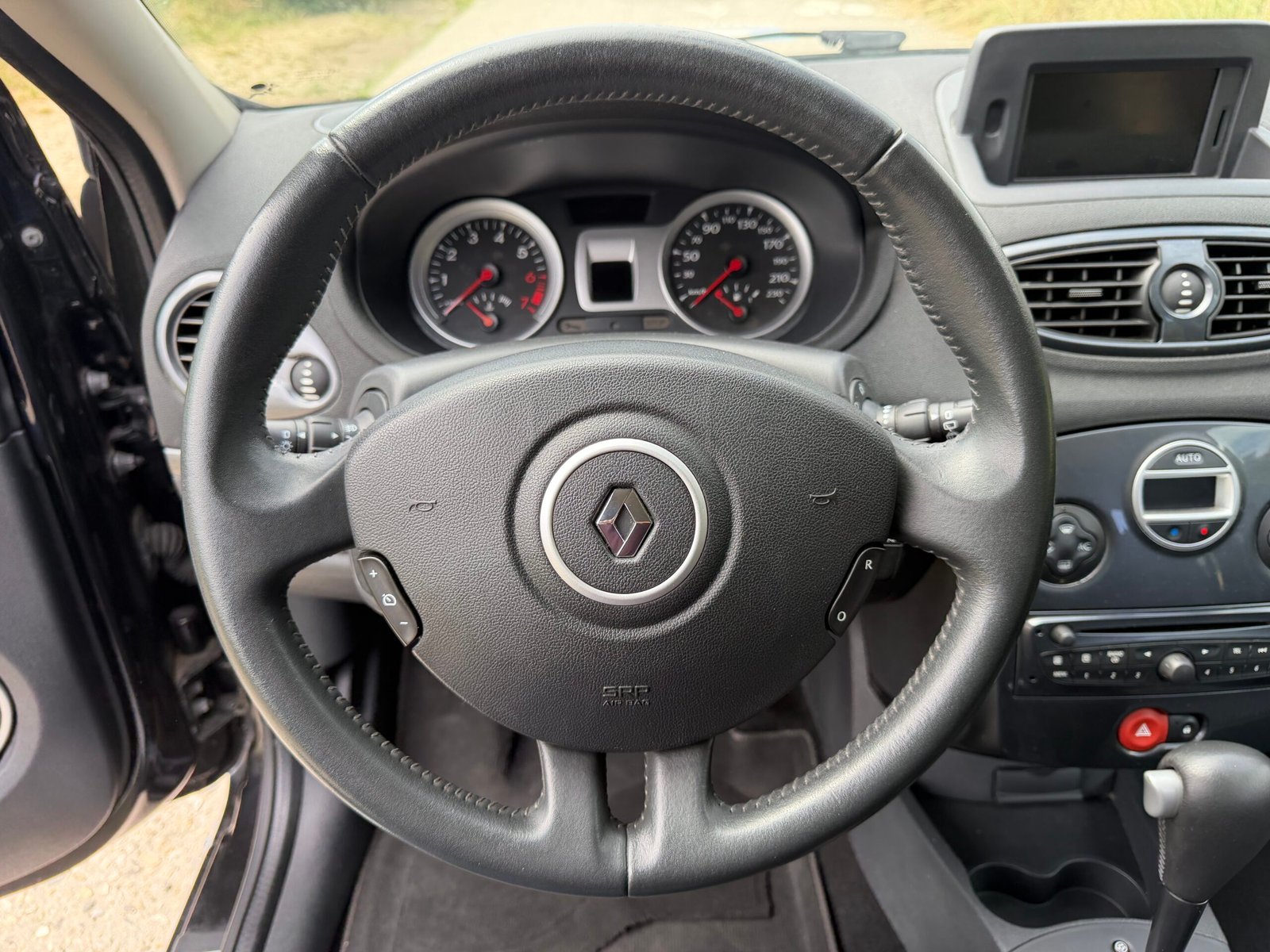 RENAULT Clio 3 Tomtom Phase 2 1.6i 111 cv Automatique