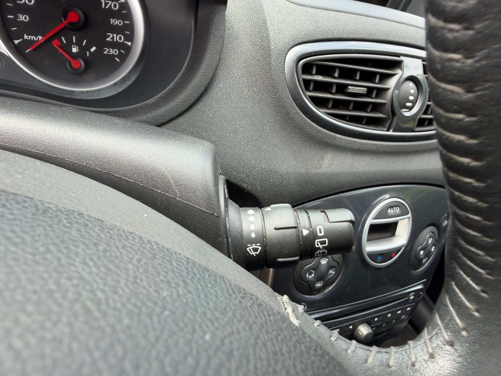 RENAULT Clio 3 Tomtom Phase 2 1.6i 111 cv Automatique