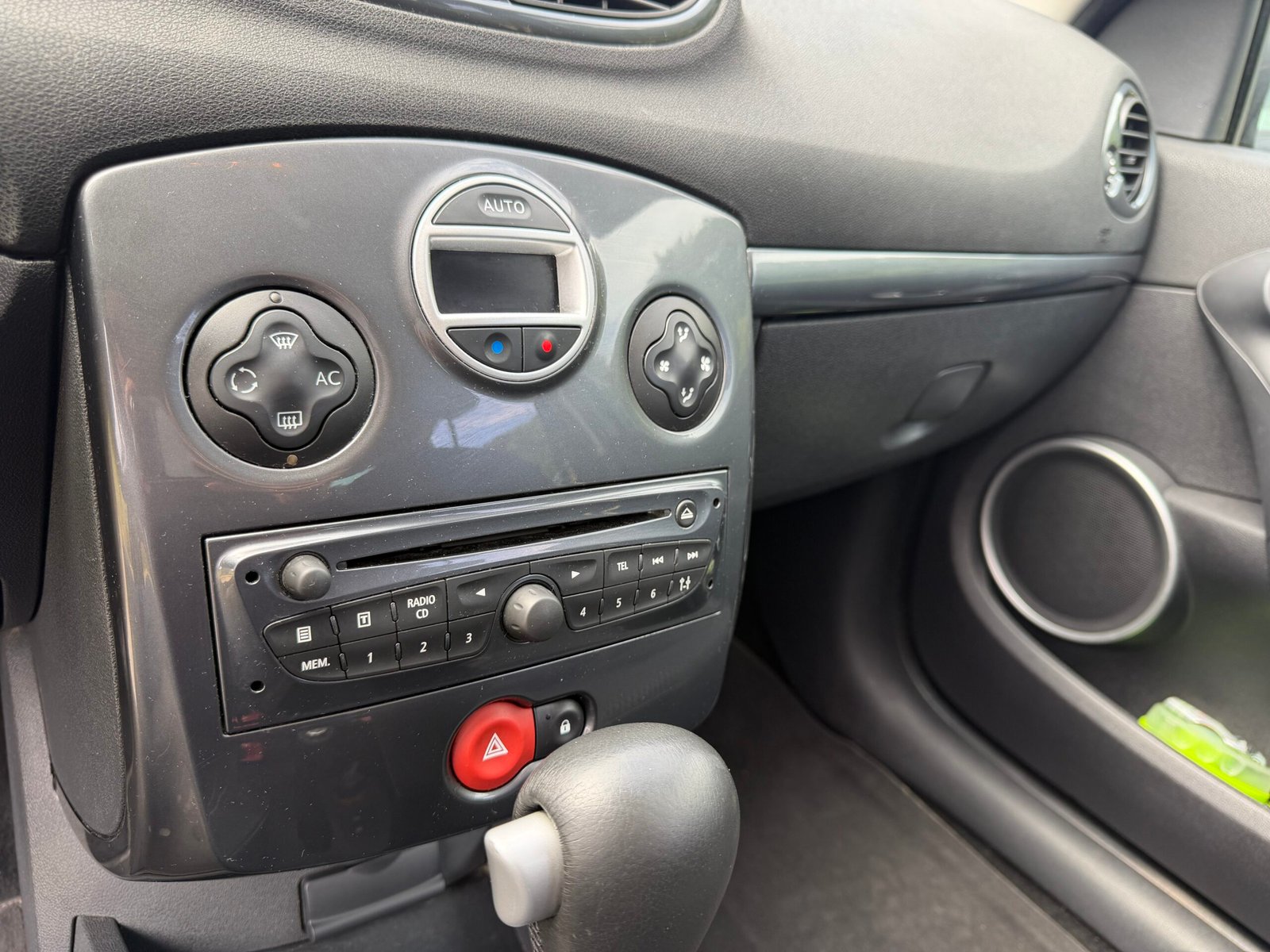 RENAULT Clio 3 Tomtom Phase 2 1.6i 111 cv Automatique