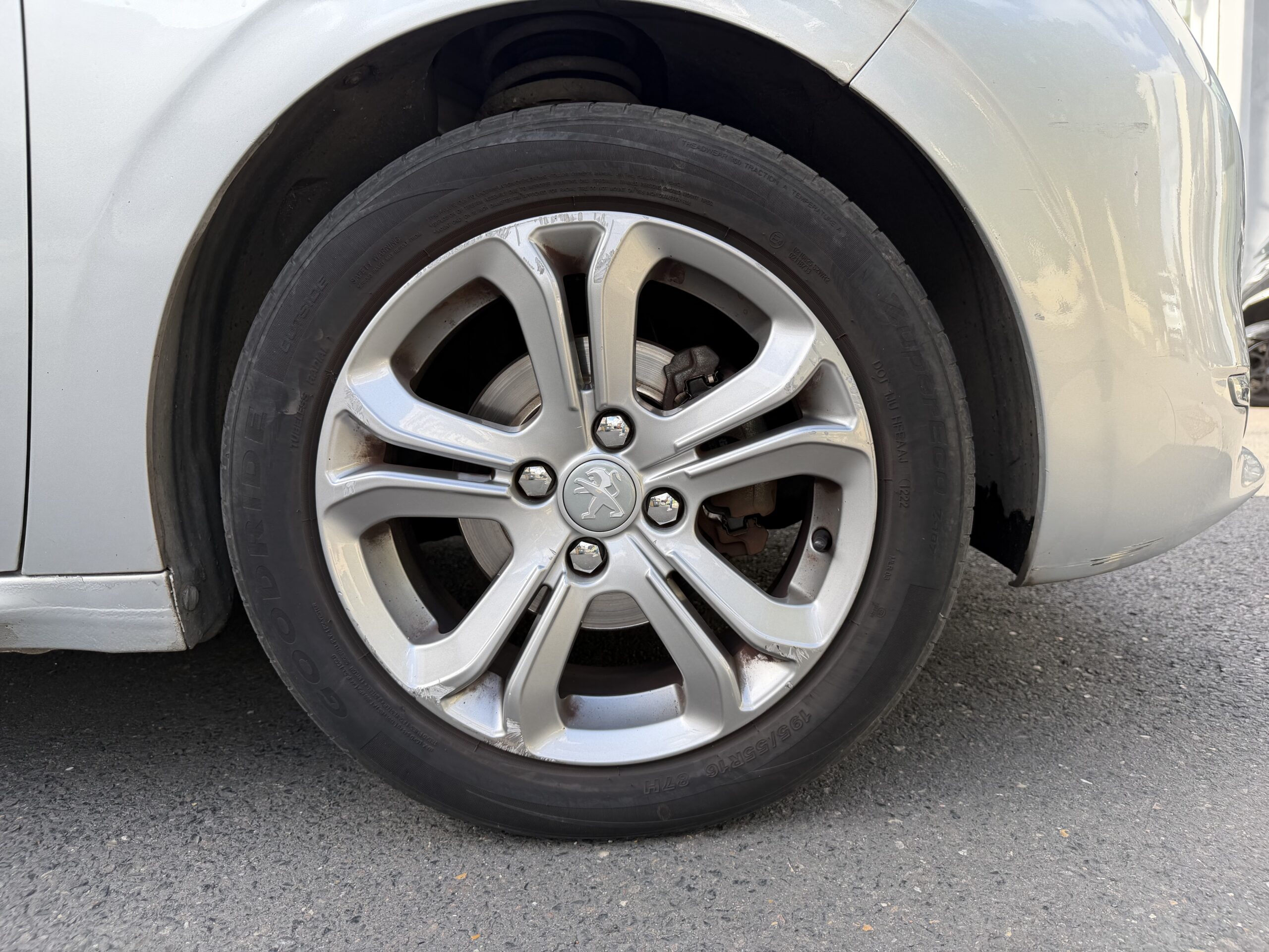 PEUGEOT 208 82ch