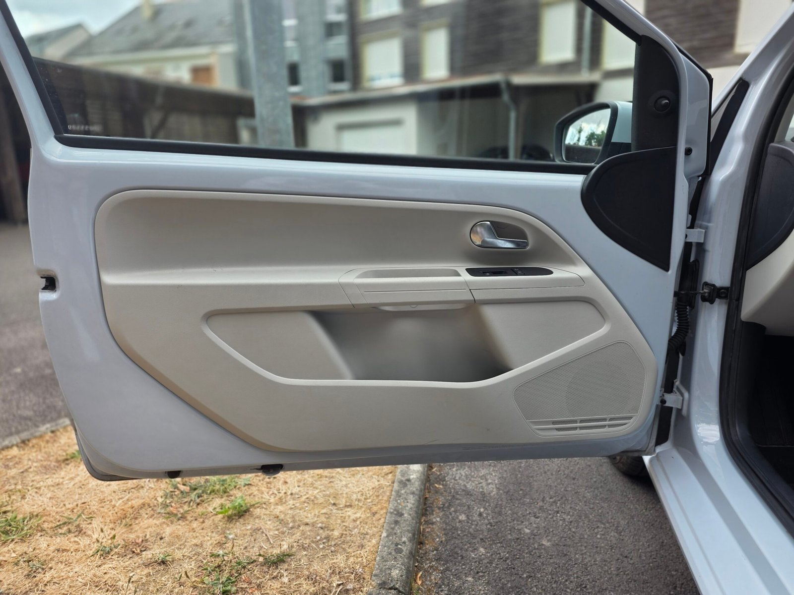 VOLKSWAGEN UP – 1.0 MPI 60ch Boîte Auto (ASG) Finition MOVE UP!