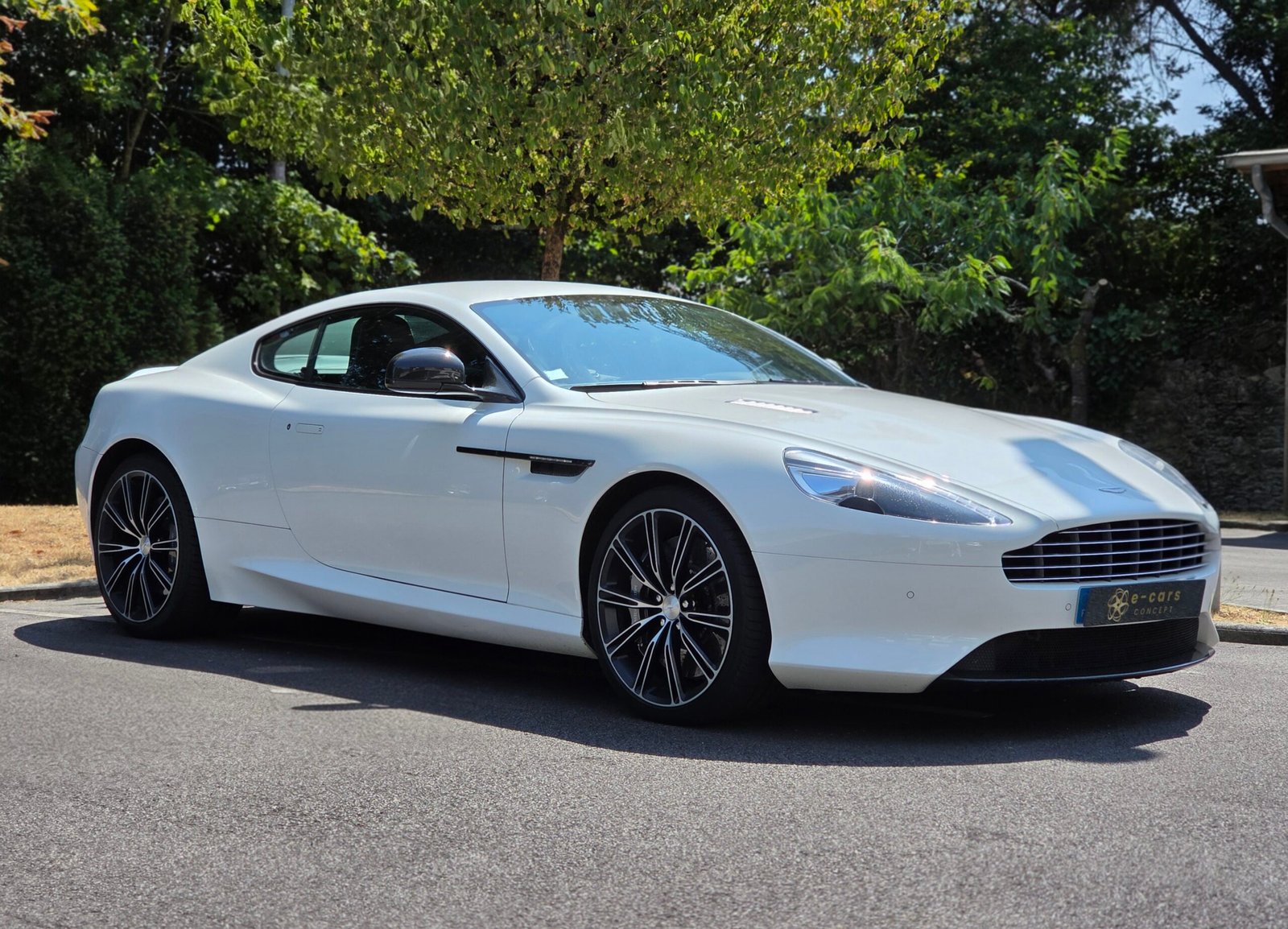 ASTON MARTIN DB9 CARBON WHITE – 6.0 V12 517ch BVA Touchtronic 2