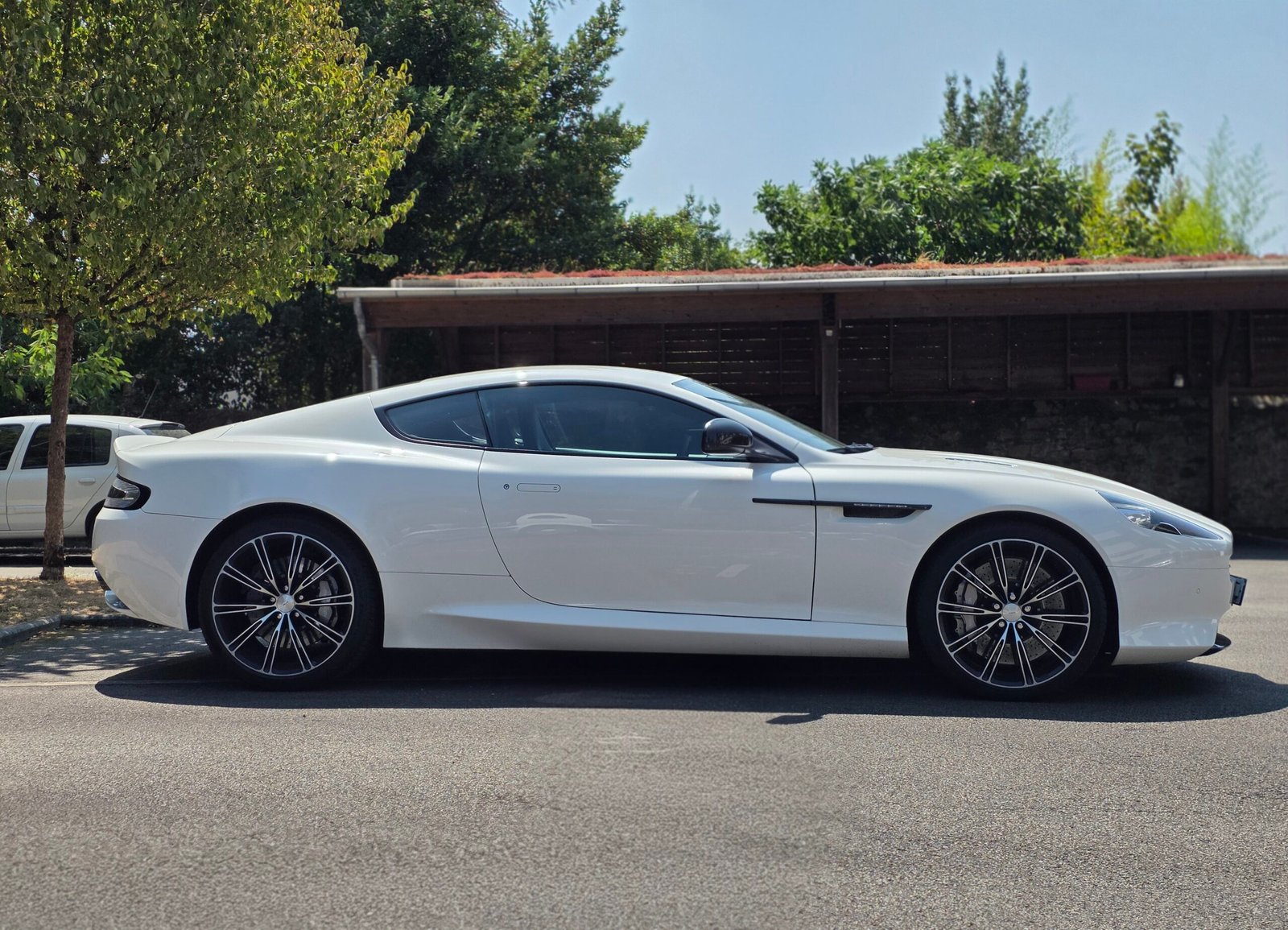 ASTON MARTIN DB9 CARBON WHITE – 6.0 V12 517ch BVA Touchtronic 2