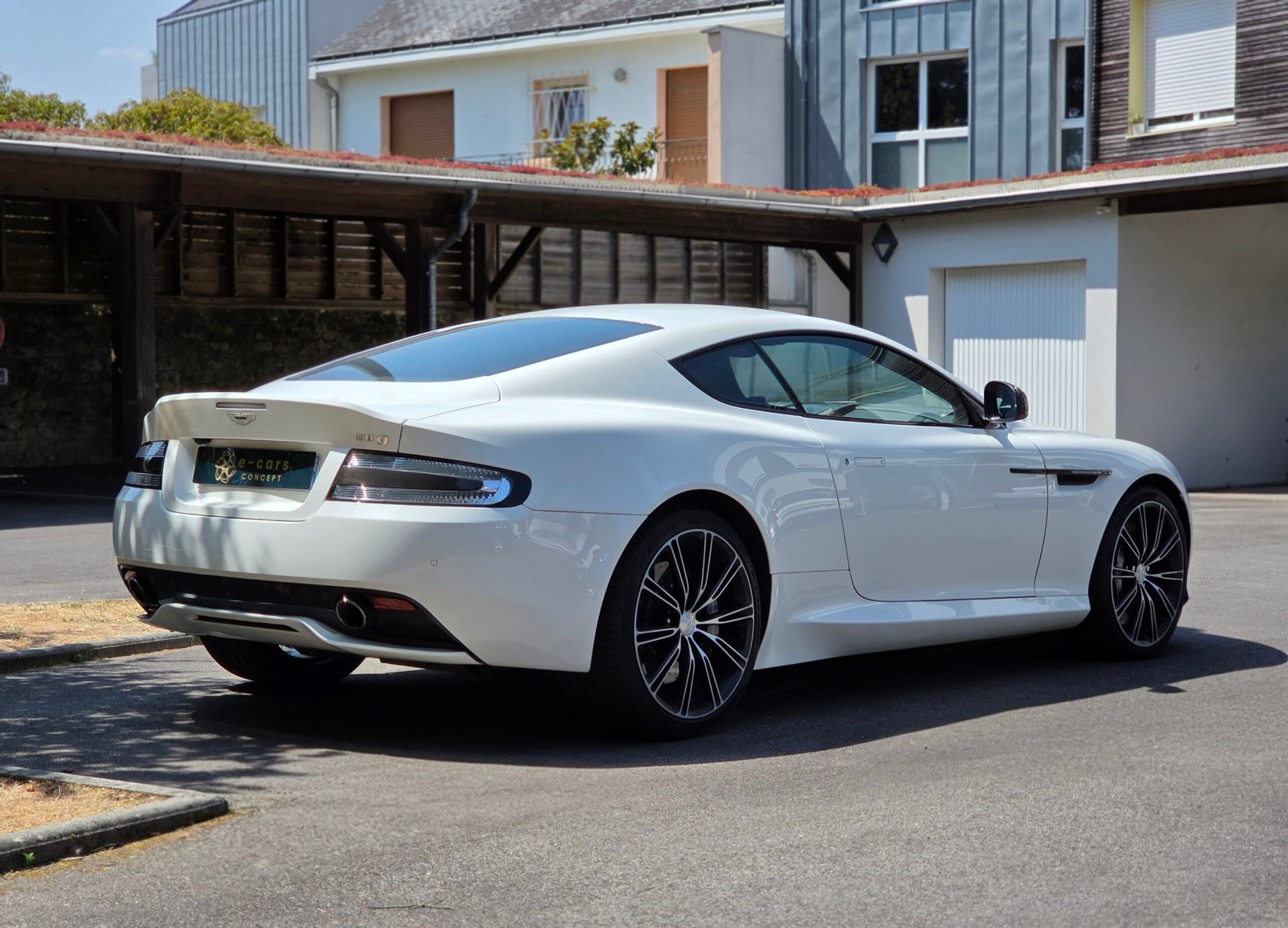 ASTON MARTIN DB9 CARBON WHITE – 6.0 V12 517ch BVA Touchtronic 2