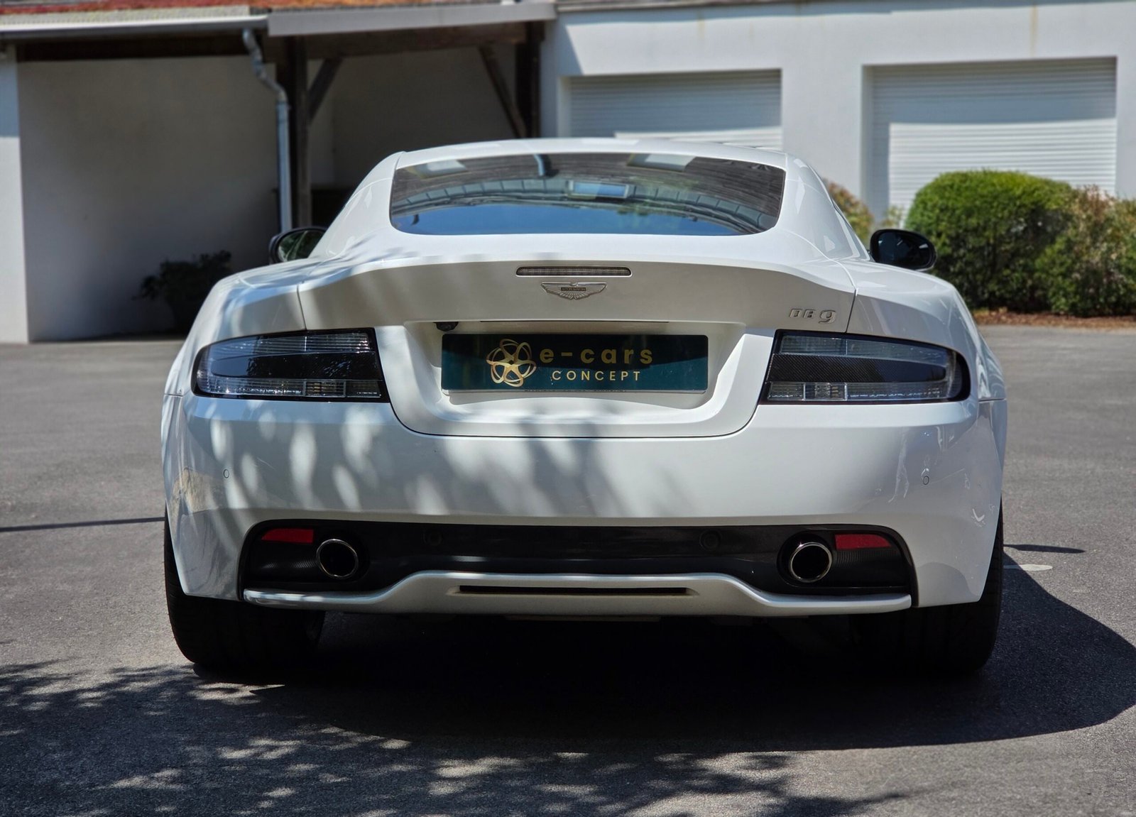 ASTON MARTIN DB9 CARBON WHITE – 6.0 V12 517ch BVA Touchtronic 2