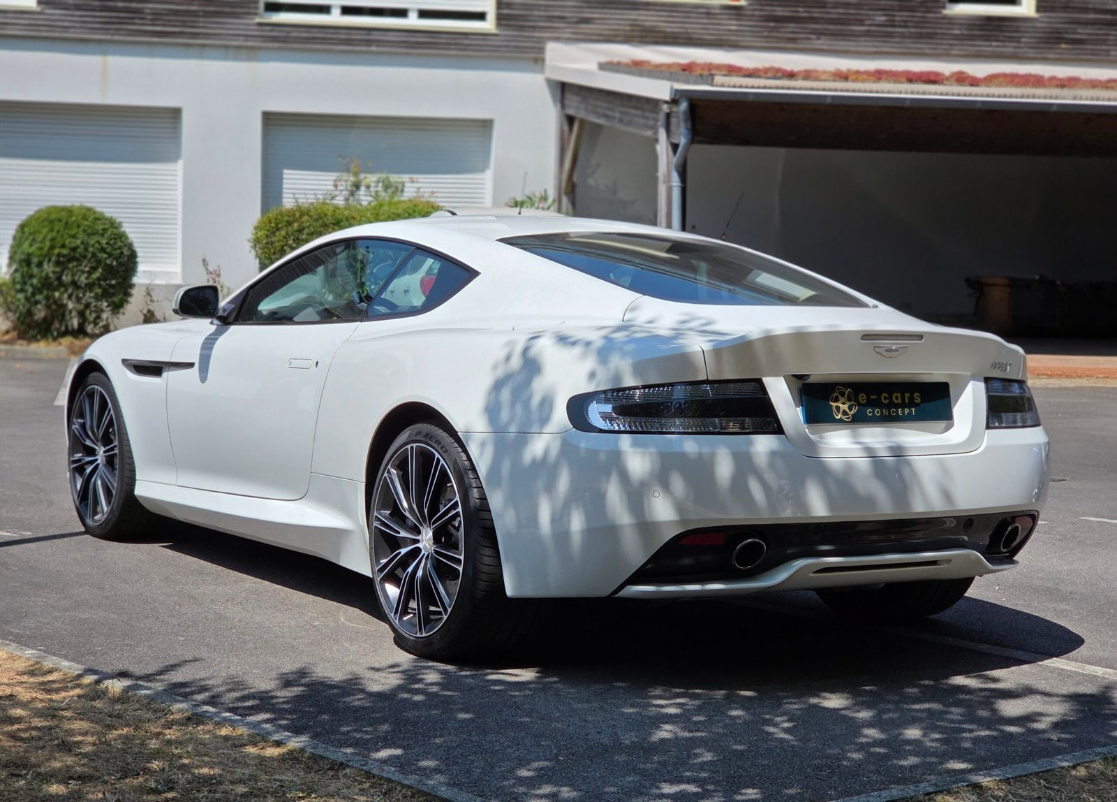 ASTON MARTIN DB9 CARBON WHITE – 6.0 V12 517ch BVA Touchtronic 2