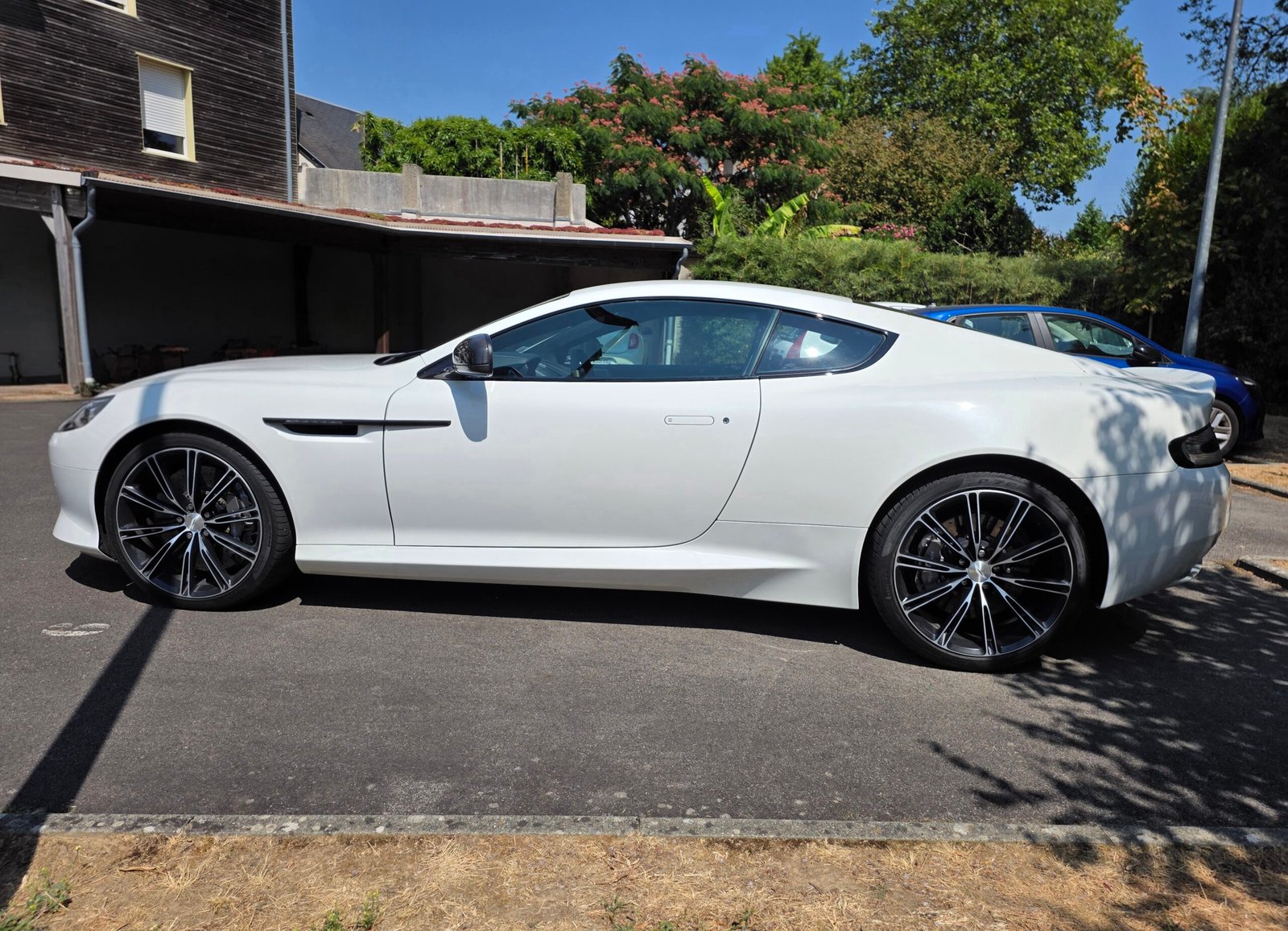 ASTON MARTIN DB9 CARBON WHITE – 6.0 V12 517ch BVA Touchtronic 2