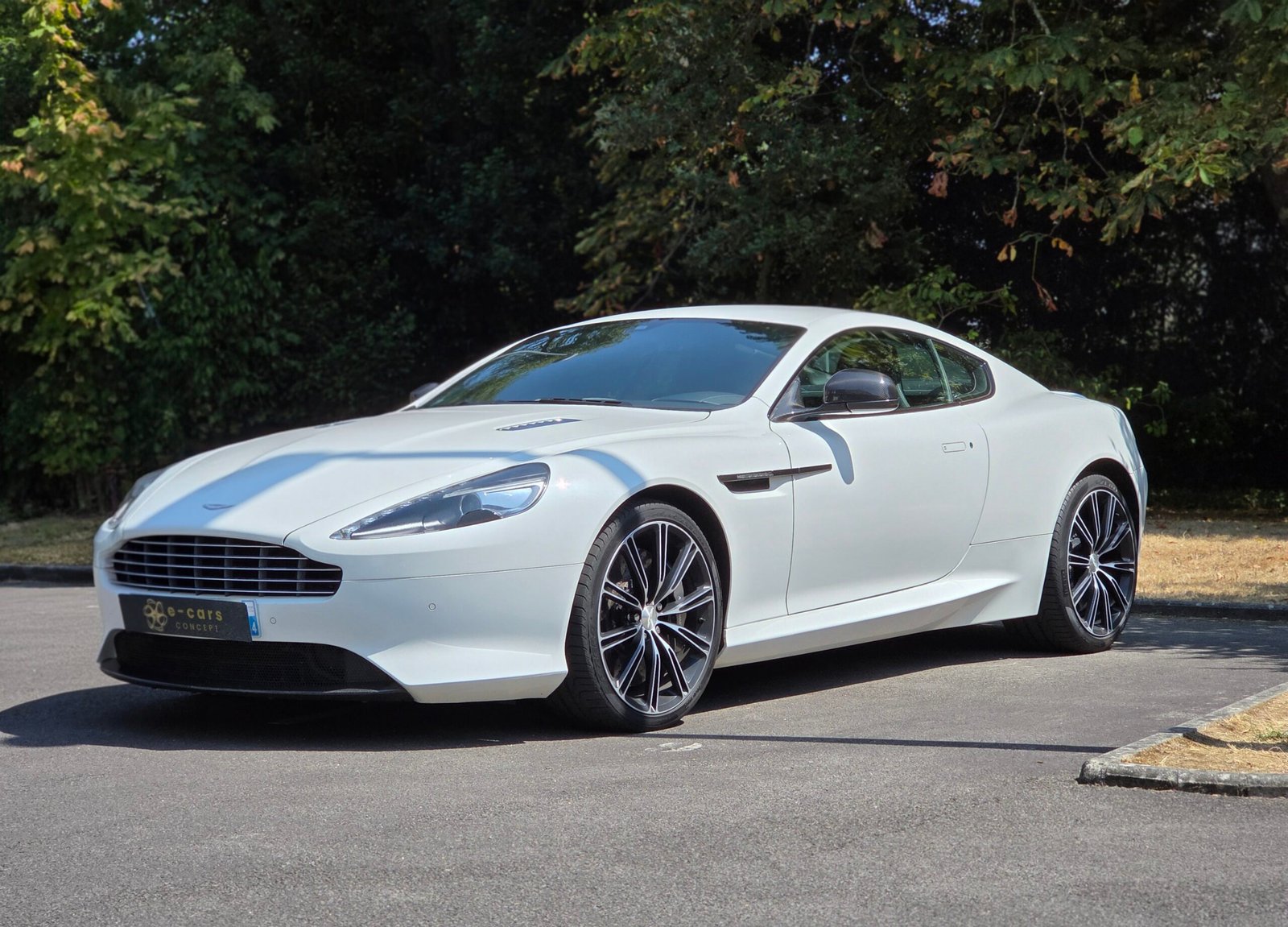 ASTON MARTIN DB9 CARBON WHITE – 6.0 V12 517ch BVA Touchtronic 2
