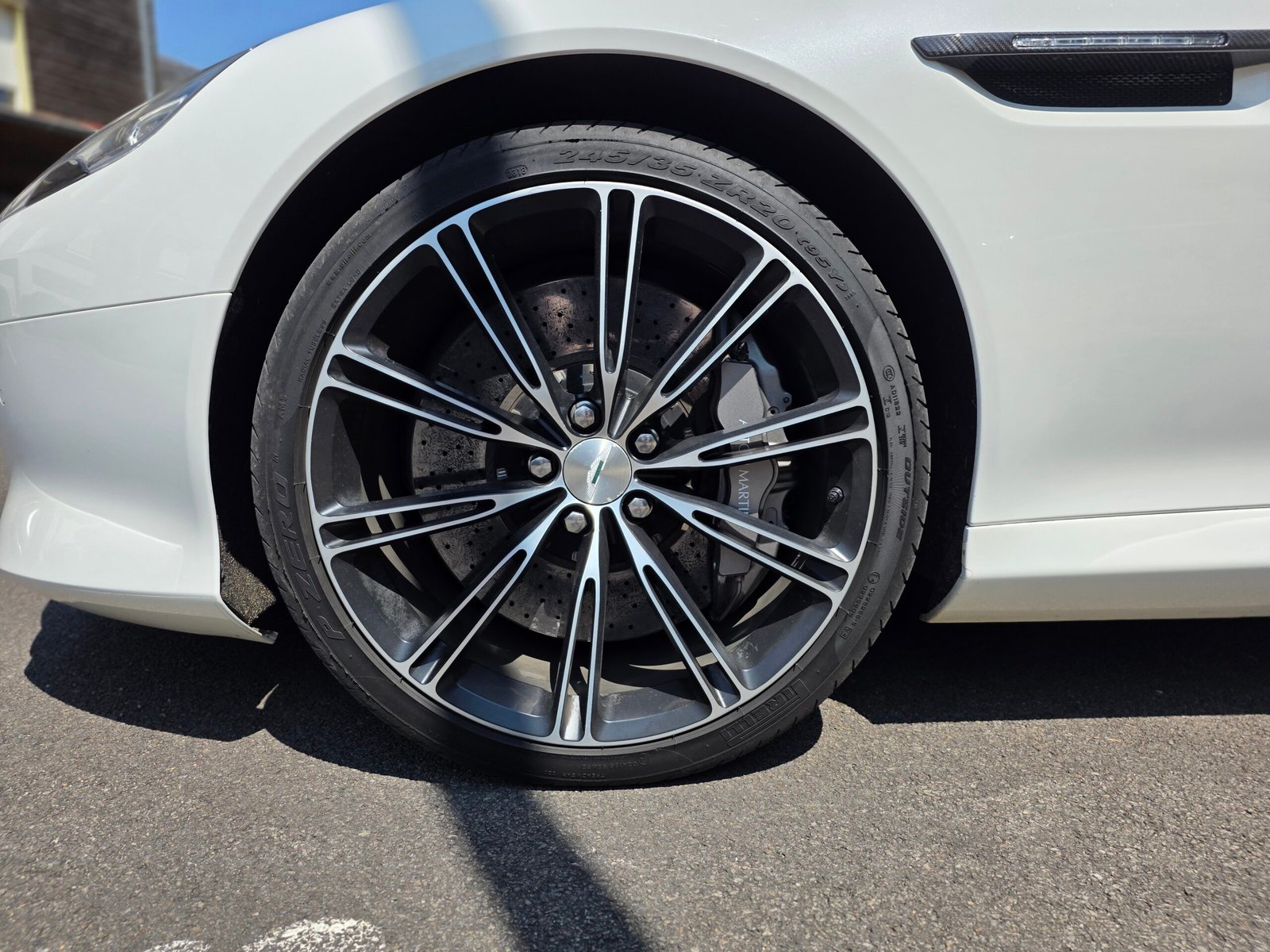 ASTON MARTIN DB9 CARBON WHITE – 6.0 V12 517ch BVA Touchtronic 2