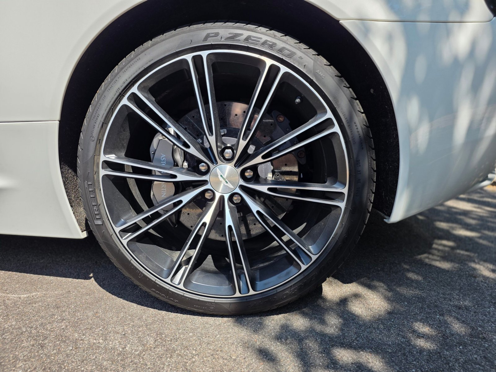 ASTON MARTIN DB9 CARBON WHITE – 6.0 V12 517ch BVA Touchtronic 2