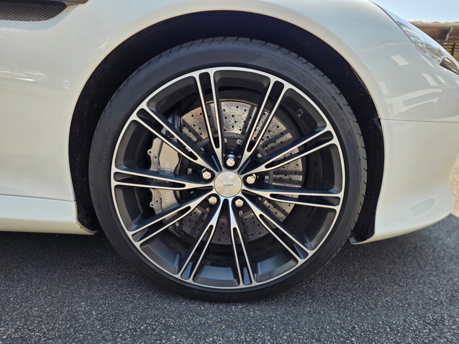 ASTON MARTIN DB9 CARBON WHITE – 6.0 V12 517ch BVA Touchtronic 2