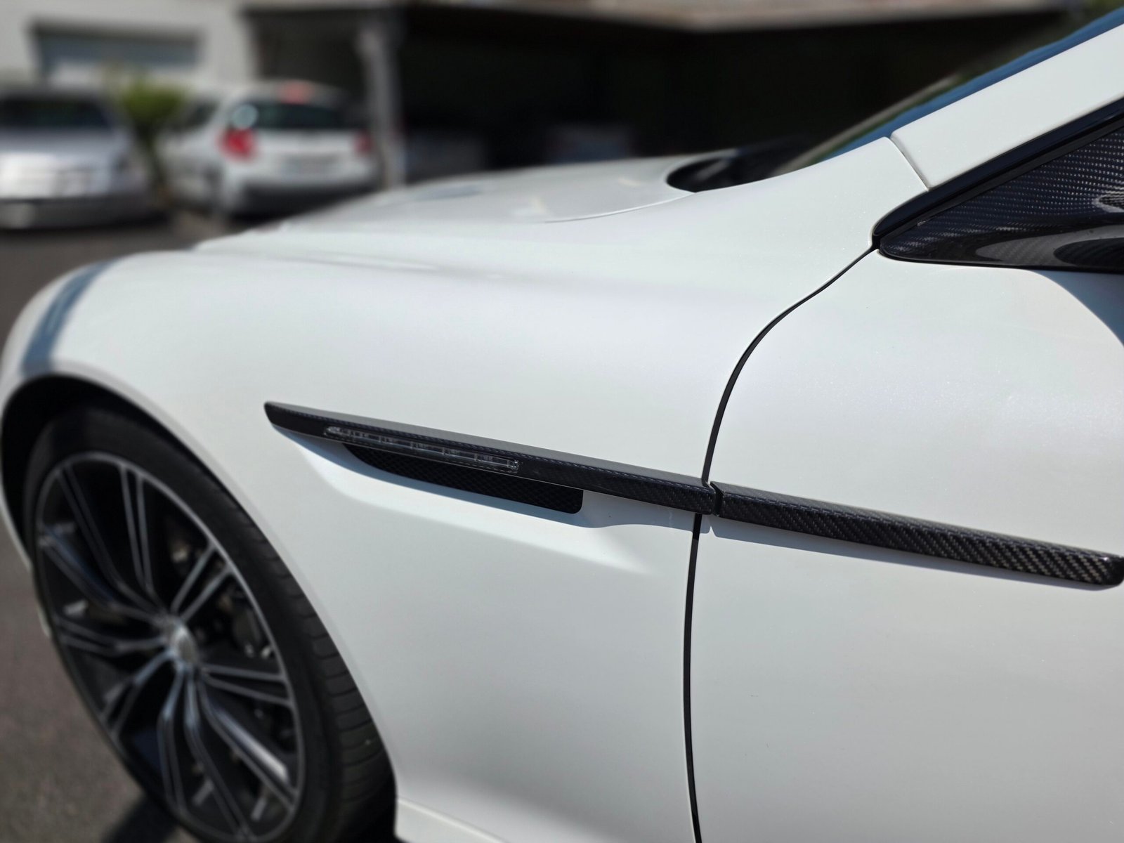 ASTON MARTIN DB9 CARBON WHITE – 6.0 V12 517ch BVA Touchtronic 2