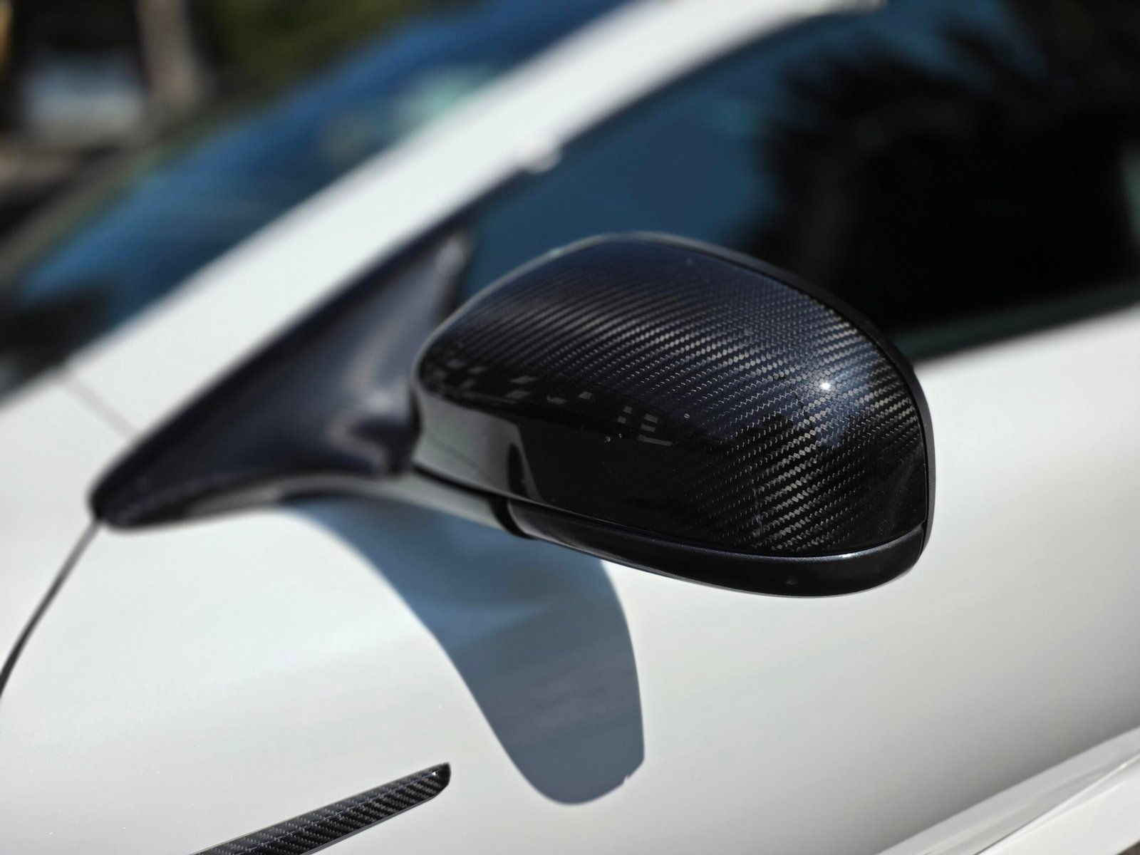 ASTON MARTIN DB9 CARBON WHITE – 6.0 V12 517ch BVA Touchtronic 2