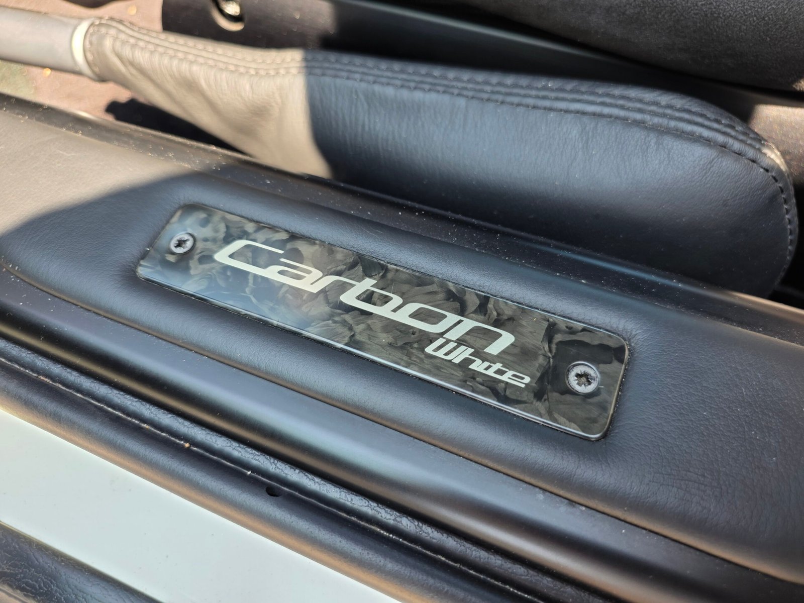 ASTON MARTIN DB9 CARBON WHITE – 6.0 V12 517ch BVA Touchtronic 2