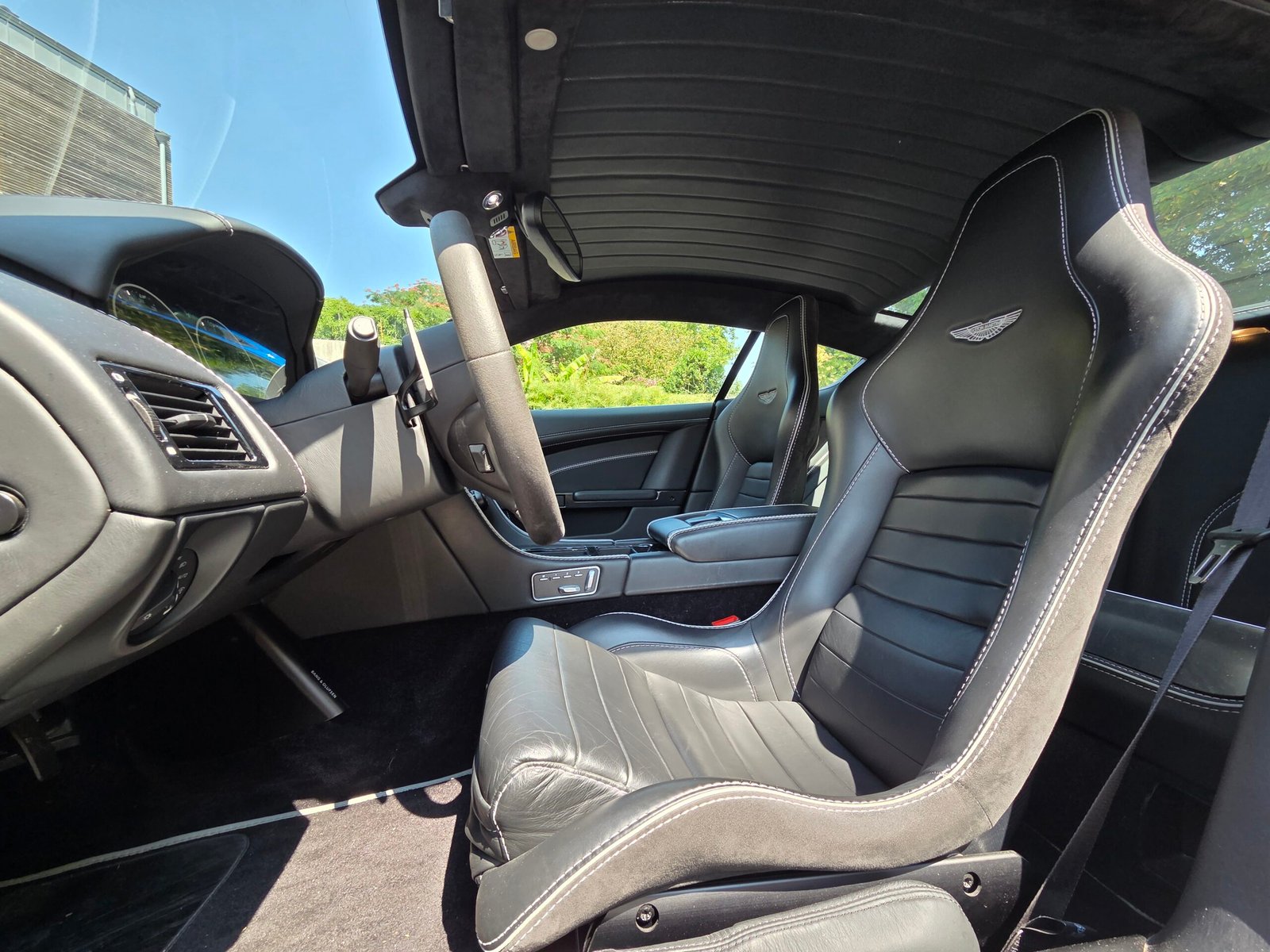 ASTON MARTIN DB9 CARBON WHITE – 6.0 V12 517ch BVA Touchtronic 2