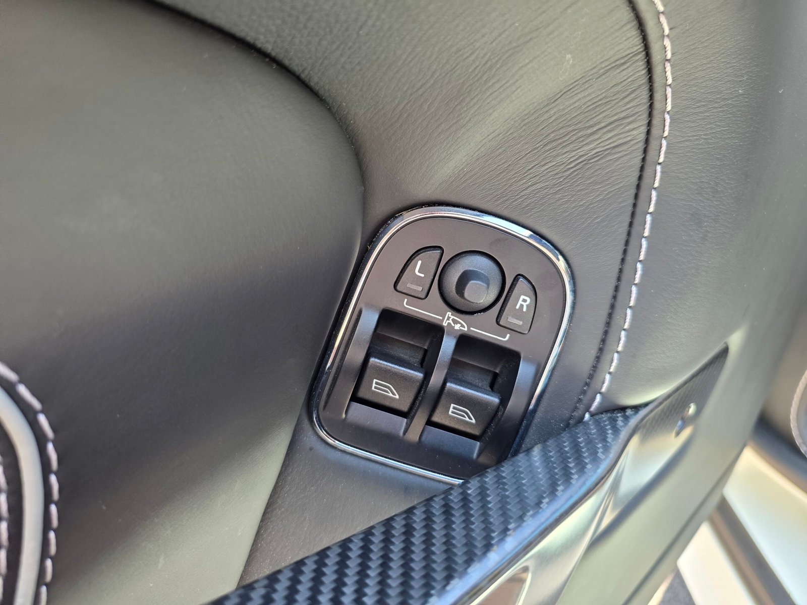 ASTON MARTIN DB9 CARBON WHITE – 6.0 V12 517ch BVA Touchtronic 2