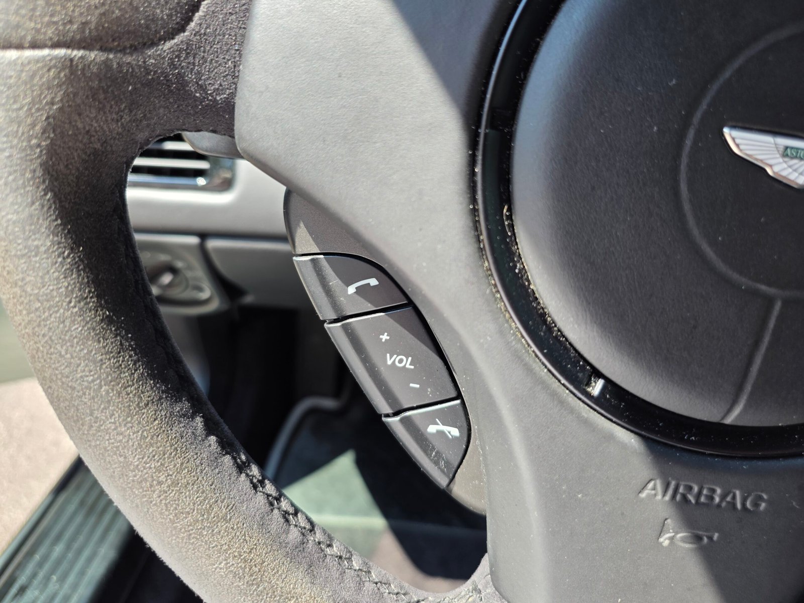 ASTON MARTIN DB9 CARBON WHITE – 6.0 V12 517ch BVA Touchtronic 2
