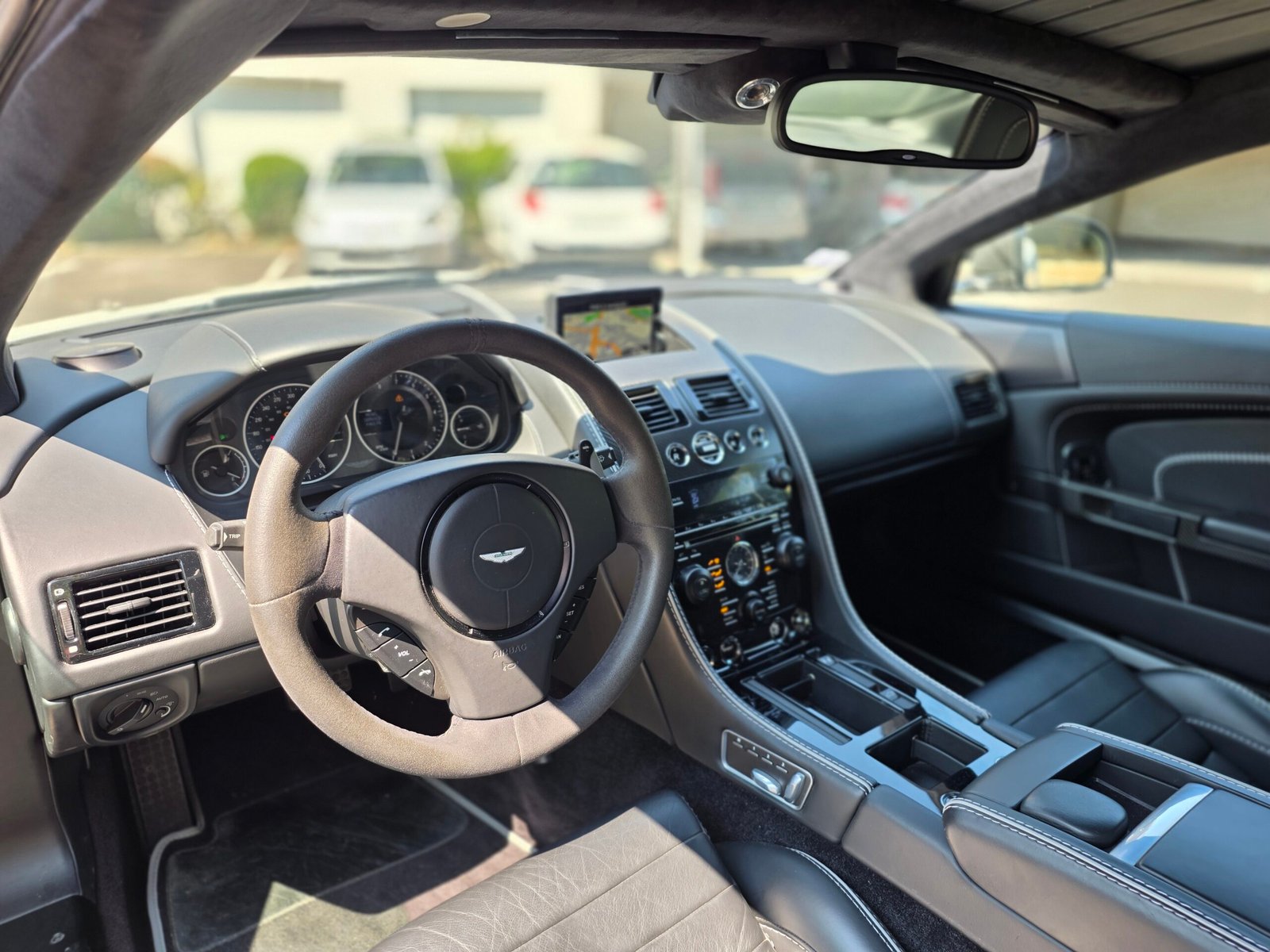 ASTON MARTIN DB9 CARBON WHITE – 6.0 V12 517ch BVA Touchtronic 2