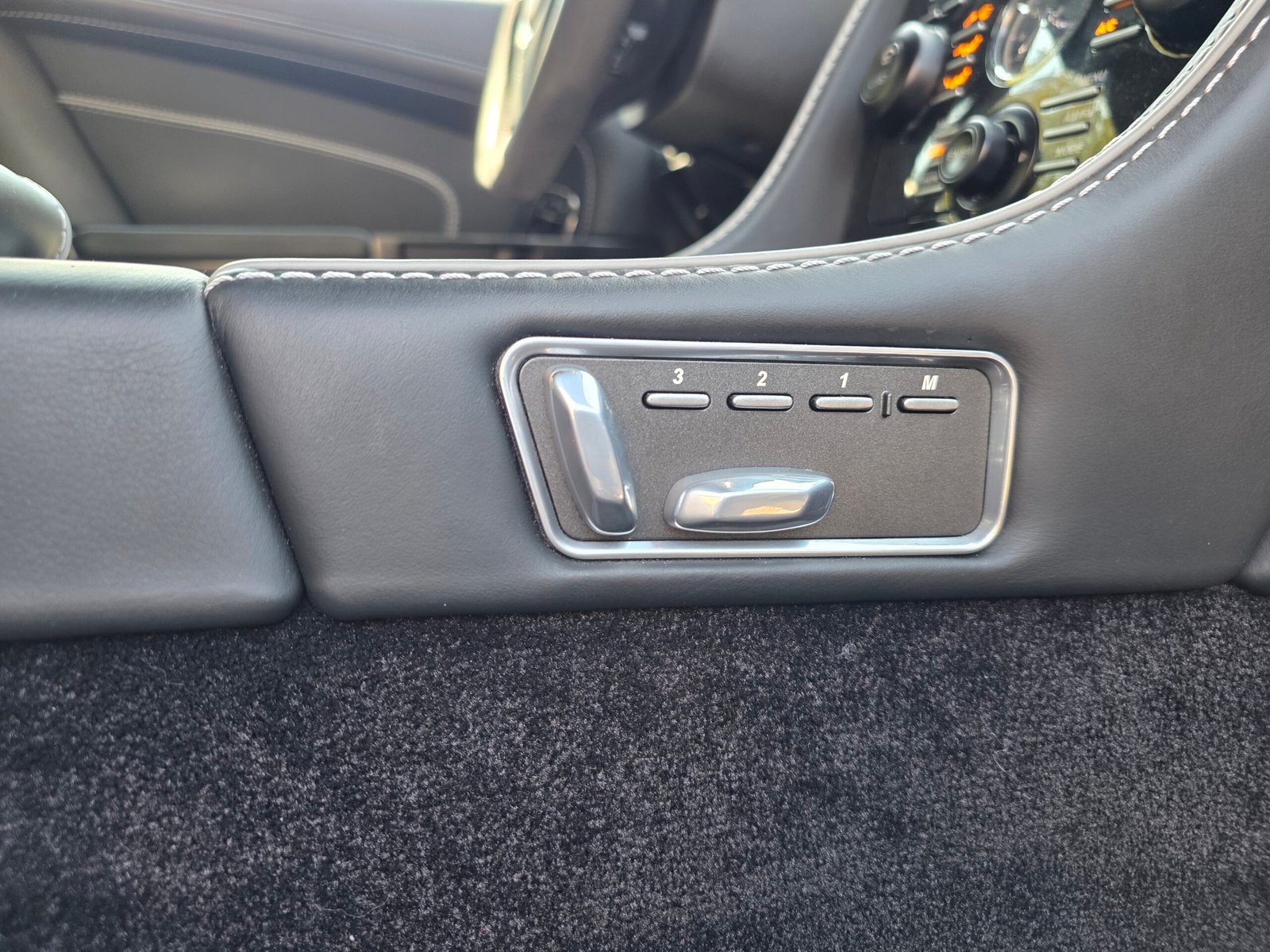 ASTON MARTIN DB9 CARBON WHITE – 6.0 V12 517ch BVA Touchtronic 2