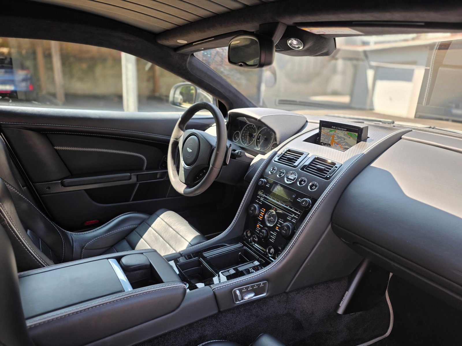 ASTON MARTIN DB9 CARBON WHITE – 6.0 V12 517ch BVA Touchtronic 2