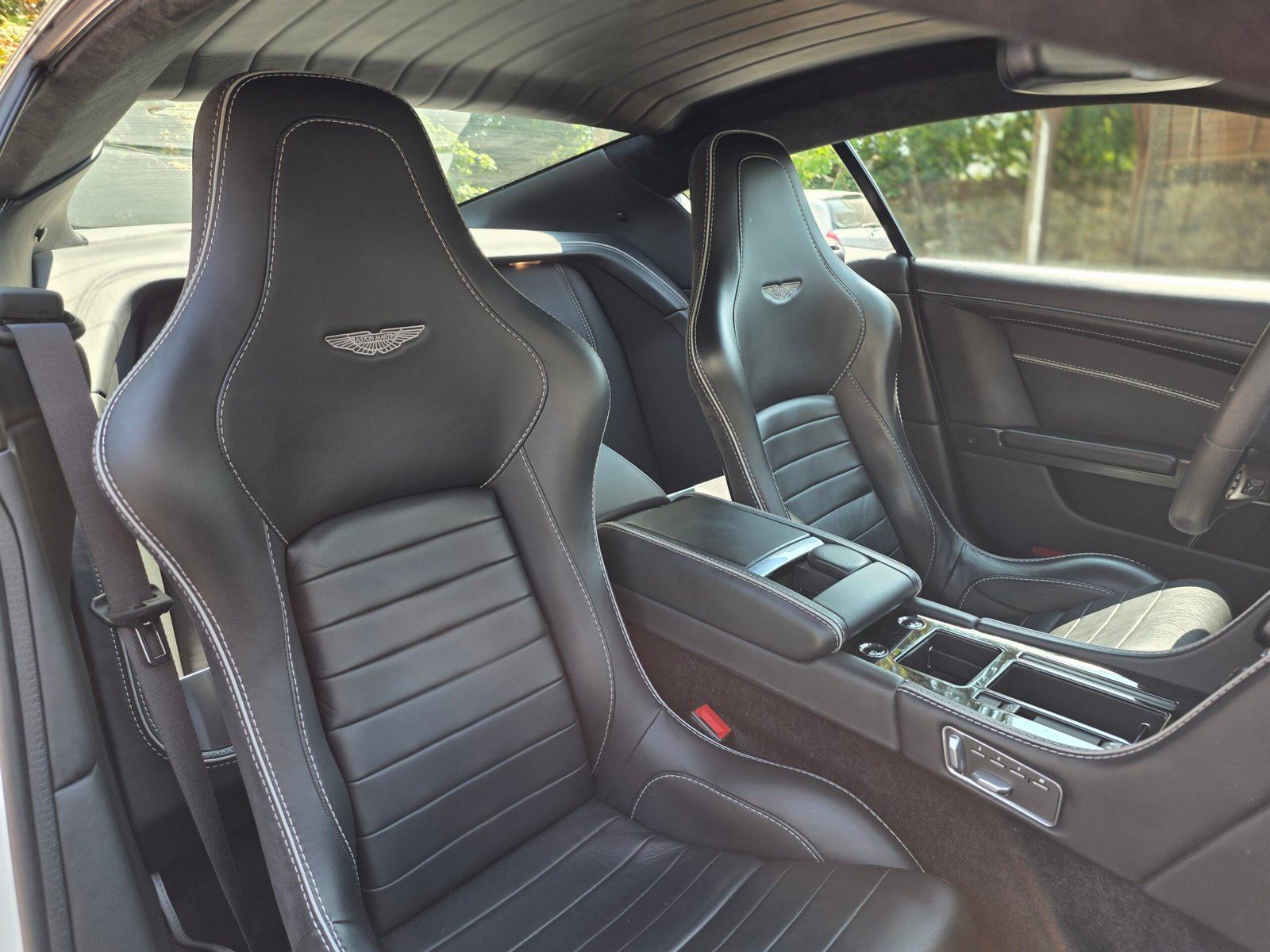 ASTON MARTIN DB9 CARBON WHITE – 6.0 V12 517ch BVA Touchtronic 2