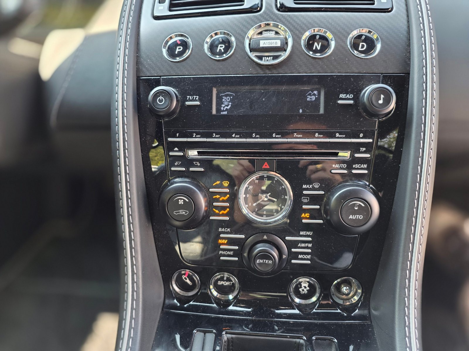 ASTON MARTIN DB9 CARBON WHITE – 6.0 V12 517ch BVA Touchtronic 2