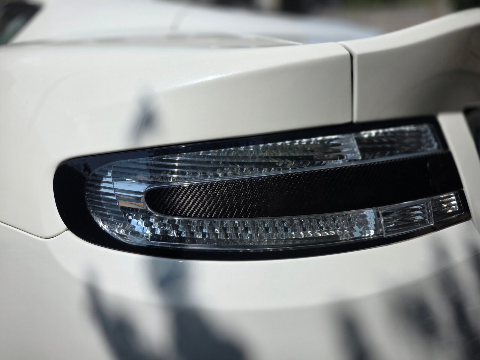 ASTON MARTIN DB9 CARBON WHITE – 6.0 V12 517ch BVA Touchtronic 2