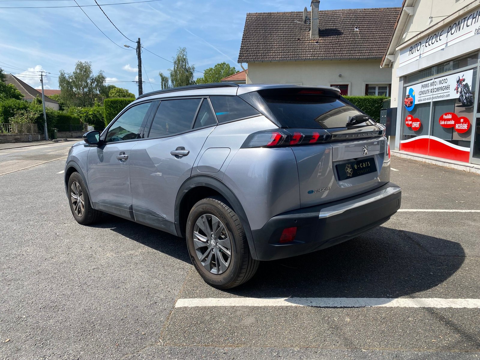 PEUGEOT e-2008 Style 100kW 136 cv Boîte auto