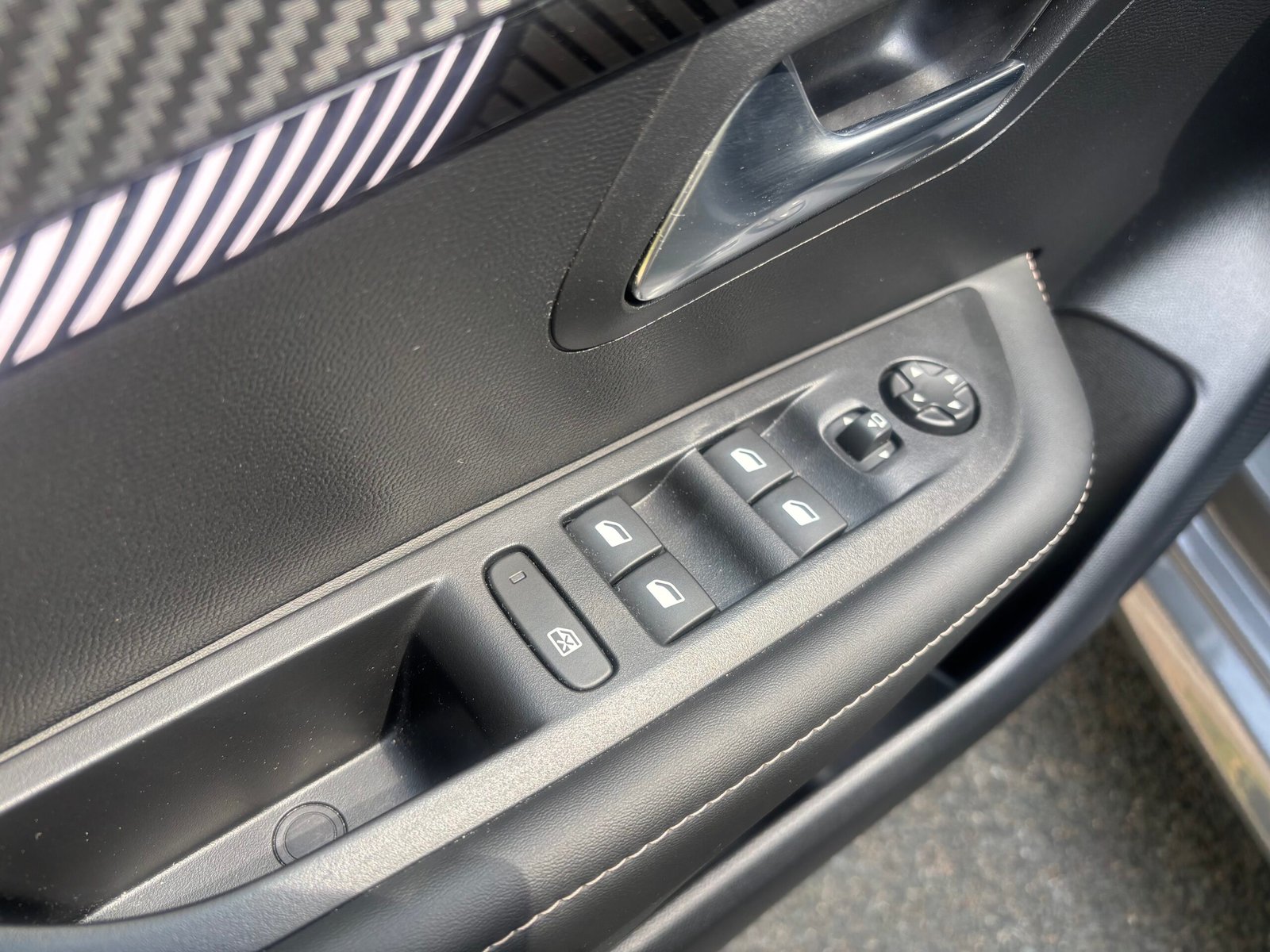 PEUGEOT 208 1.2 Hybrid e-DSC6 110 ALLURE