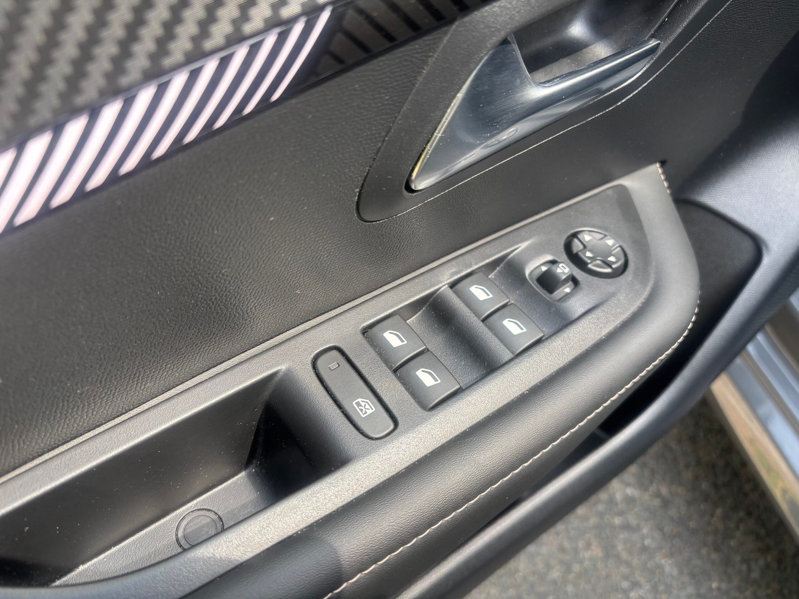 PEUGEOT 208 1.2 Hybrid e-DSC6 110 ALLURE