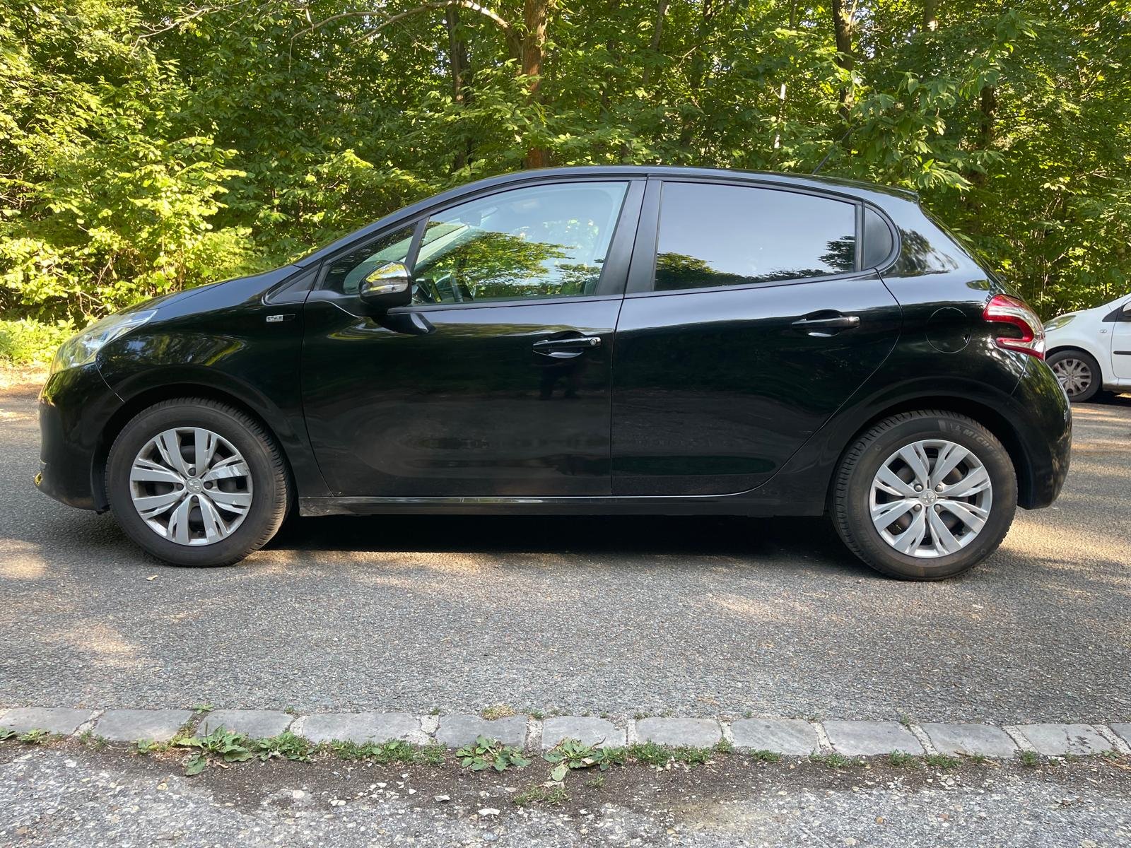 PEUGEOT 208 1.2 VTi 12V 82 STYLE