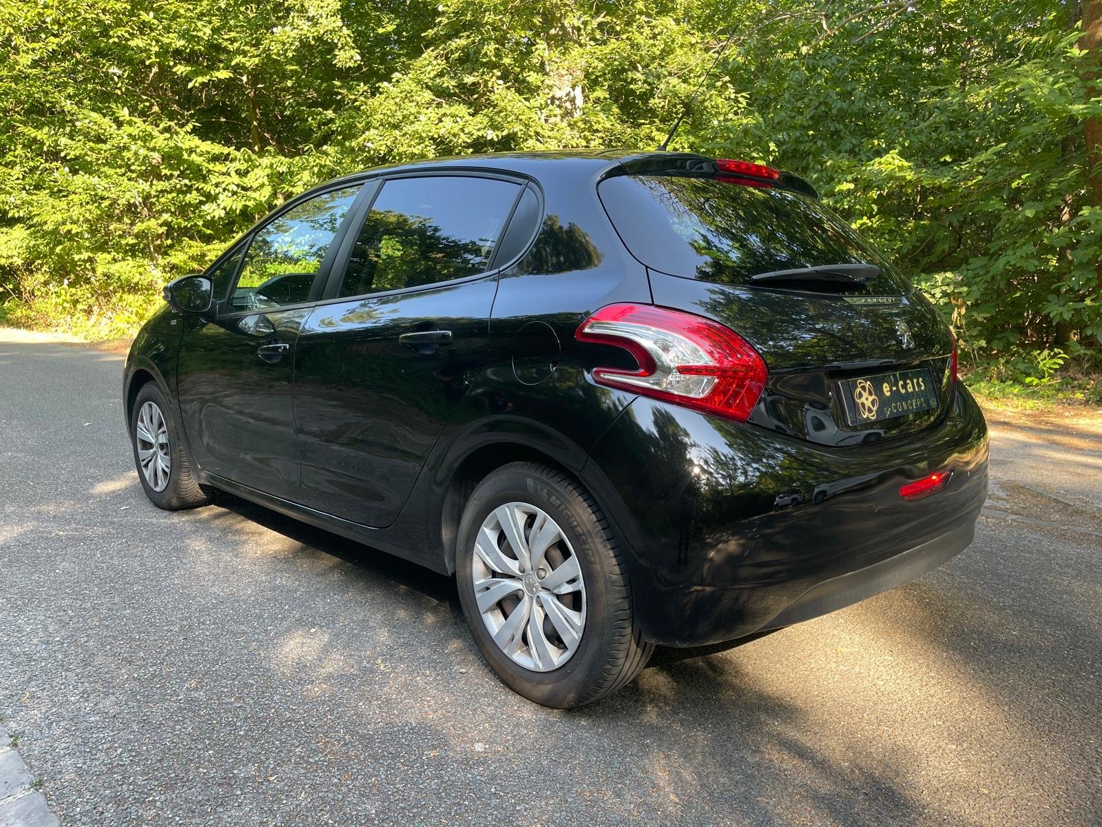 PEUGEOT 208 1.2 VTi 12V 82 STYLE