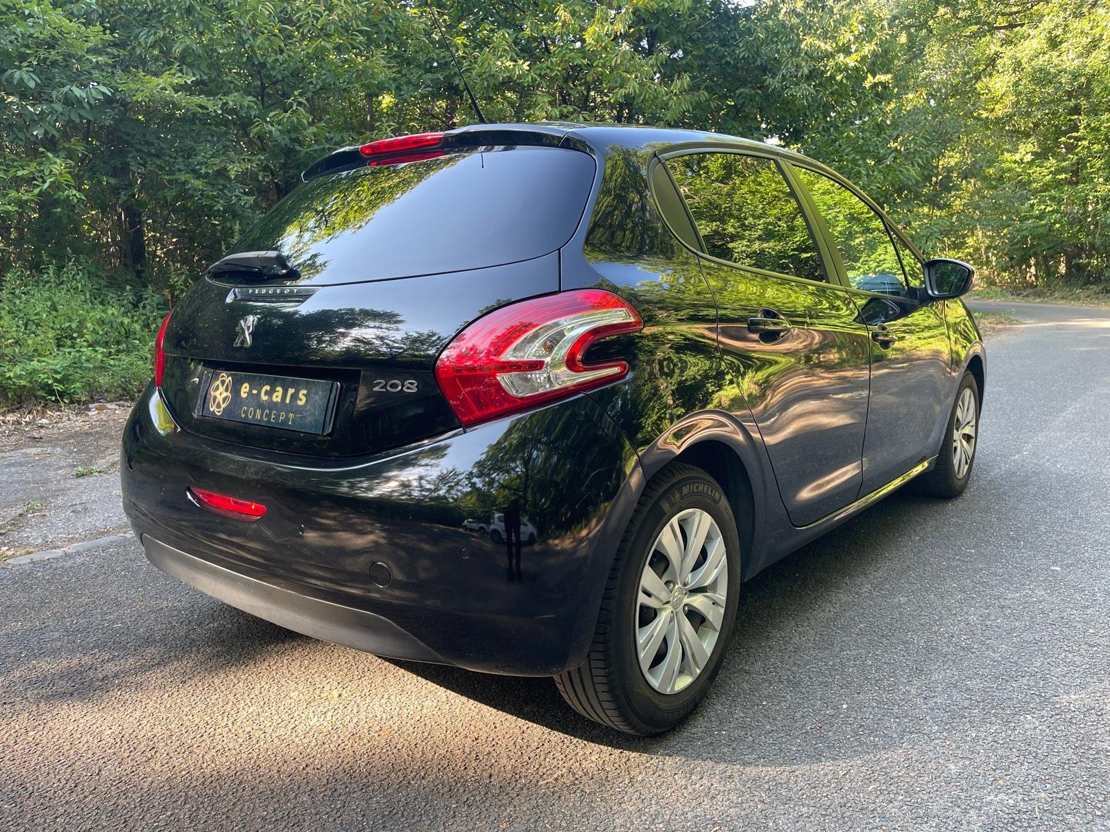 PEUGEOT 208 1.2 VTi 12V 82 STYLE