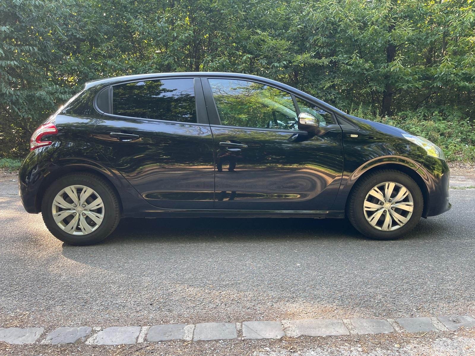 PEUGEOT 208 1.2 VTi 12V 82 STYLE