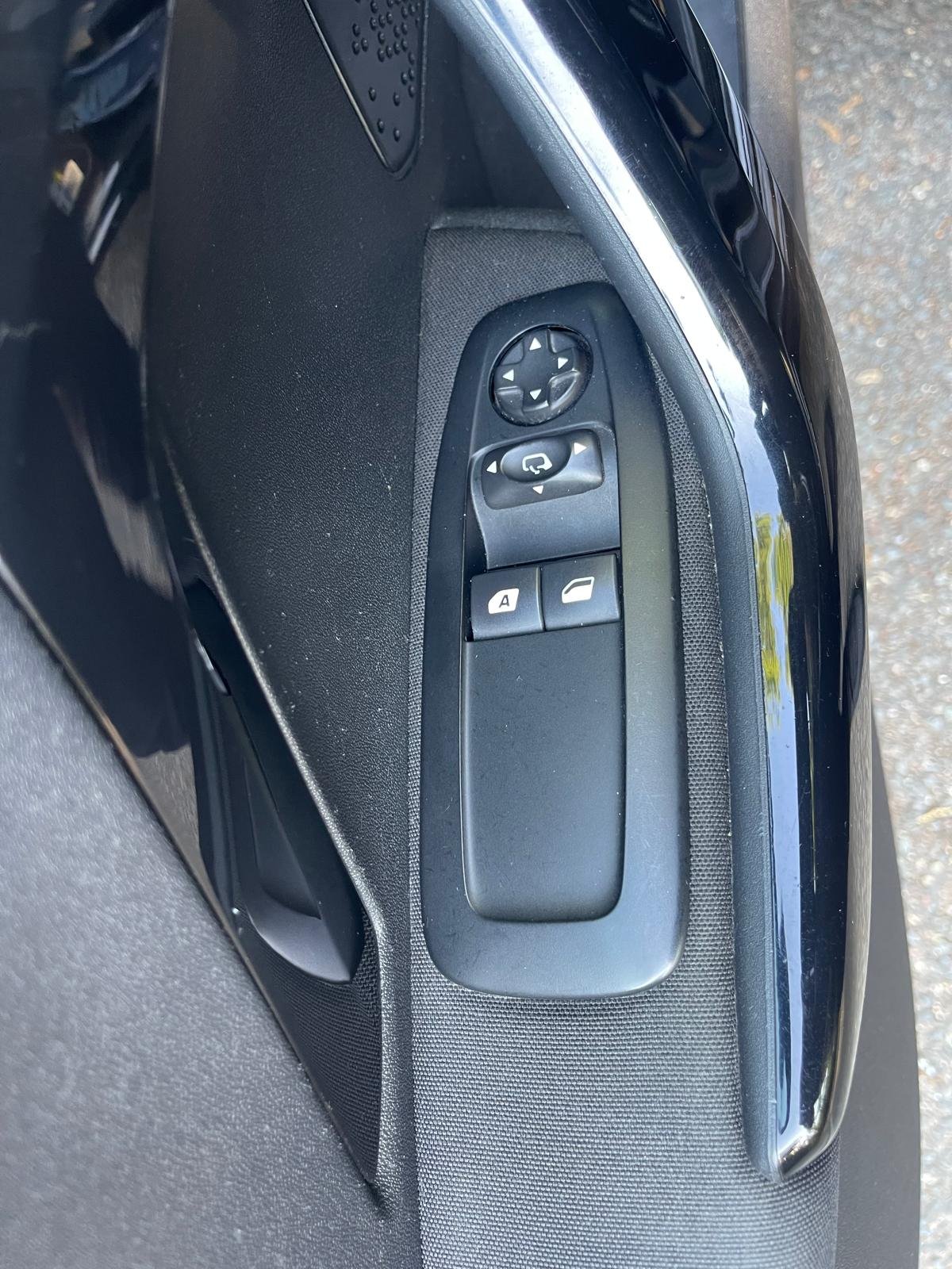 PEUGEOT 208 1.2 VTi 12V 82 STYLE