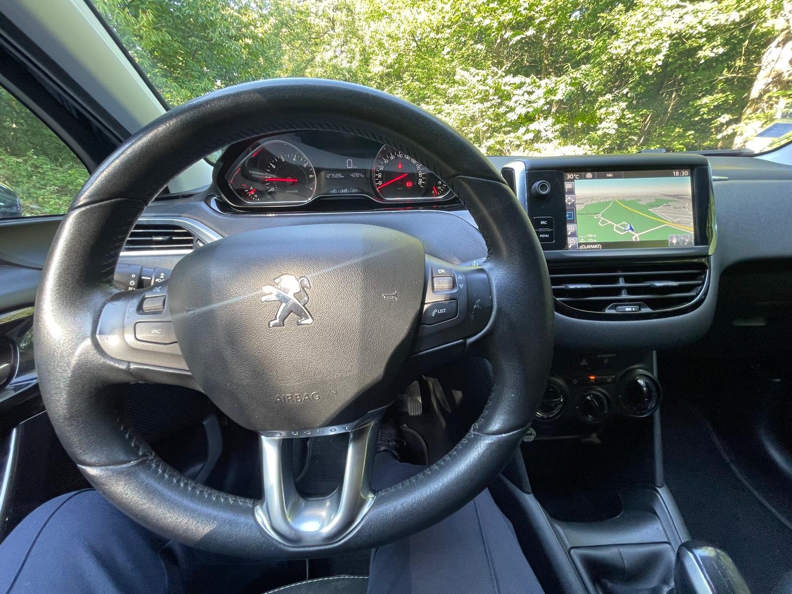 PEUGEOT 208 1.2 VTi 12V 82 STYLE