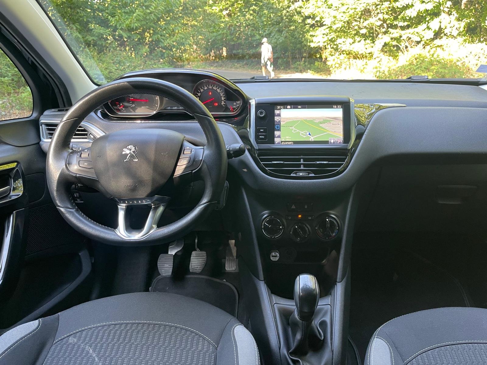 PEUGEOT 208 1.2 VTi 12V 82 STYLE