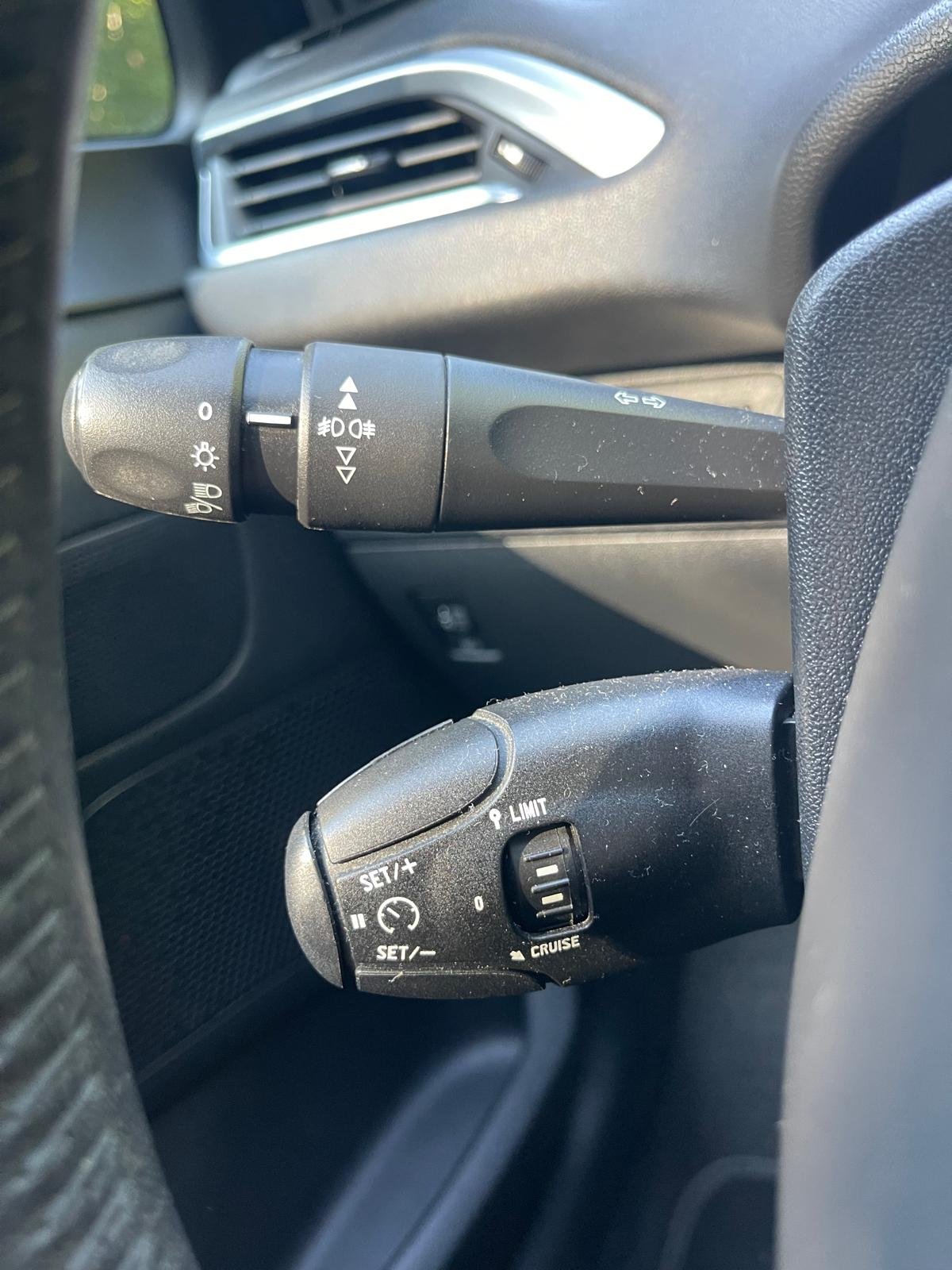 PEUGEOT 208 1.2 VTi 12V 82 STYLE
