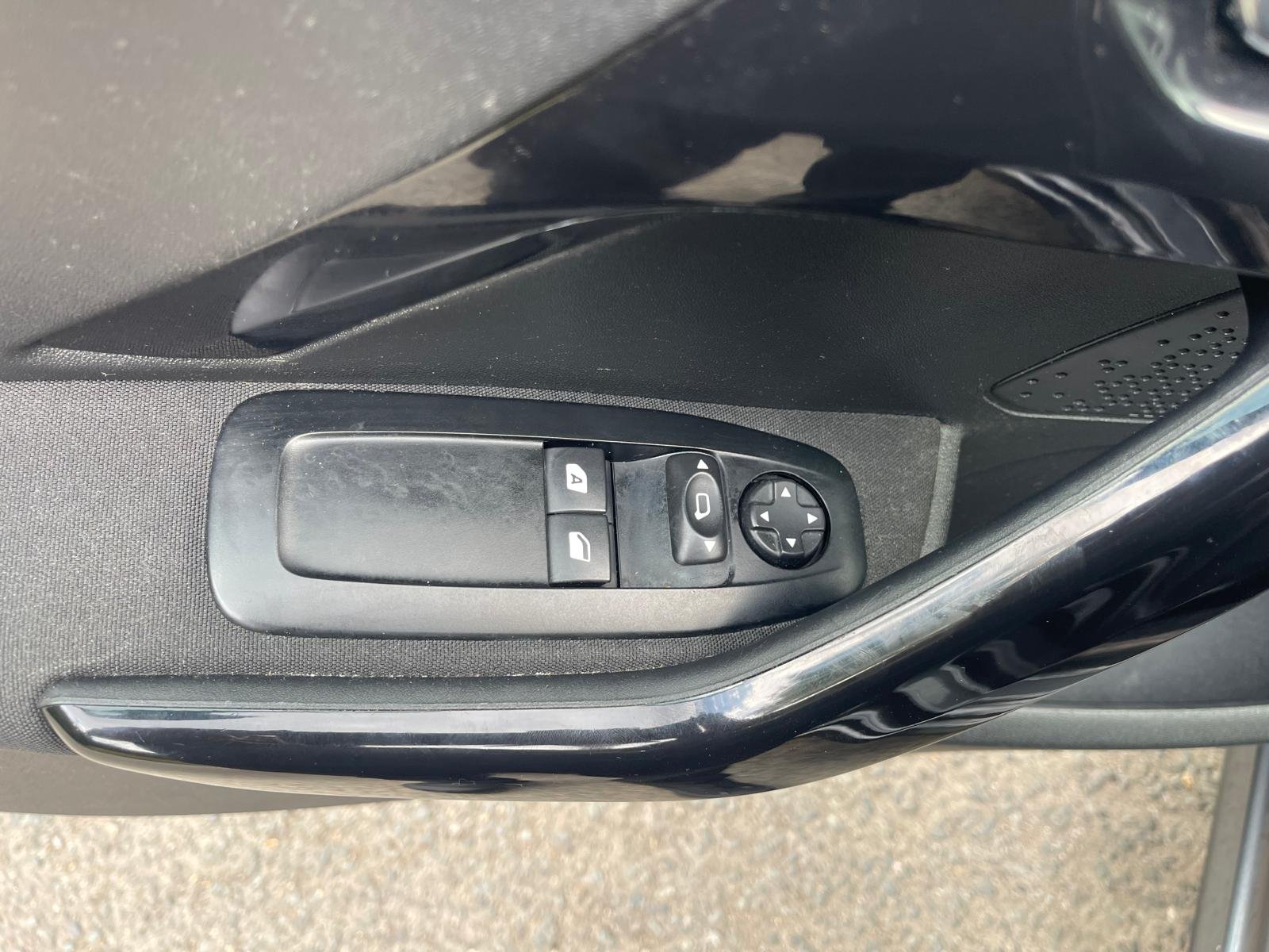 PEUGEOT 208 1.2 VTi 12V 82