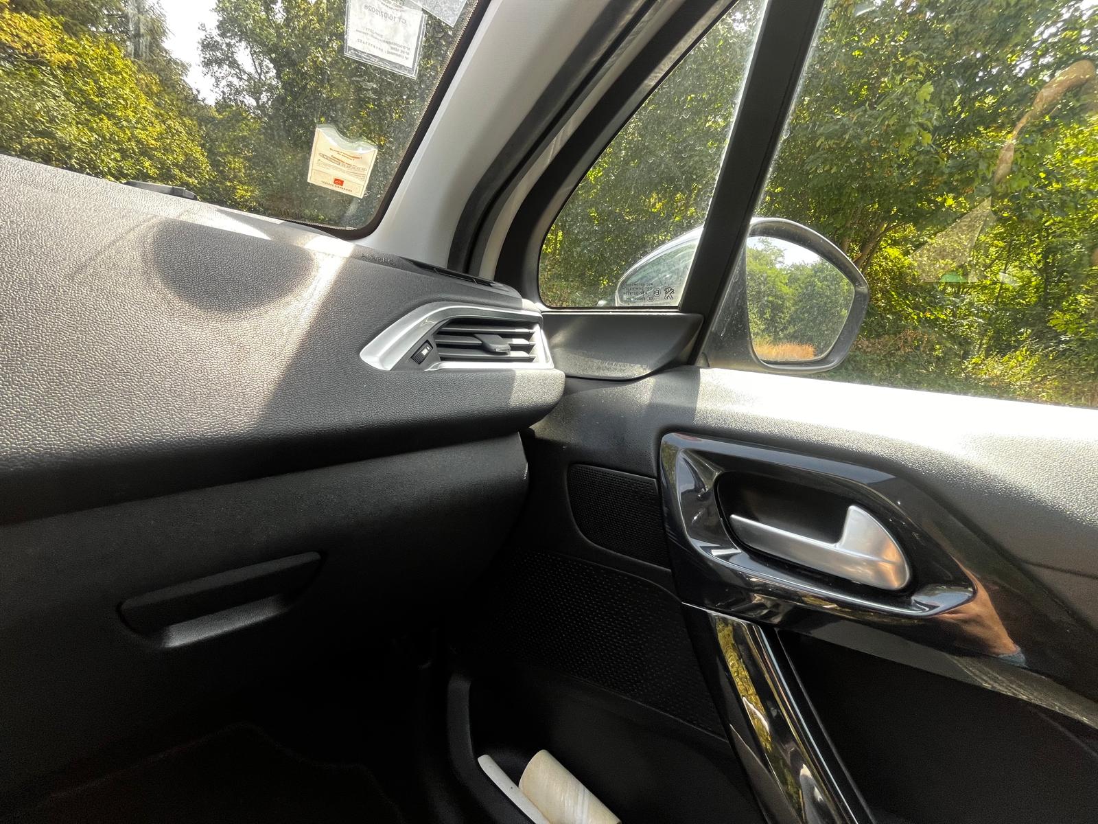 PEUGEOT 208 1,2 VTI 82ch ALLURE