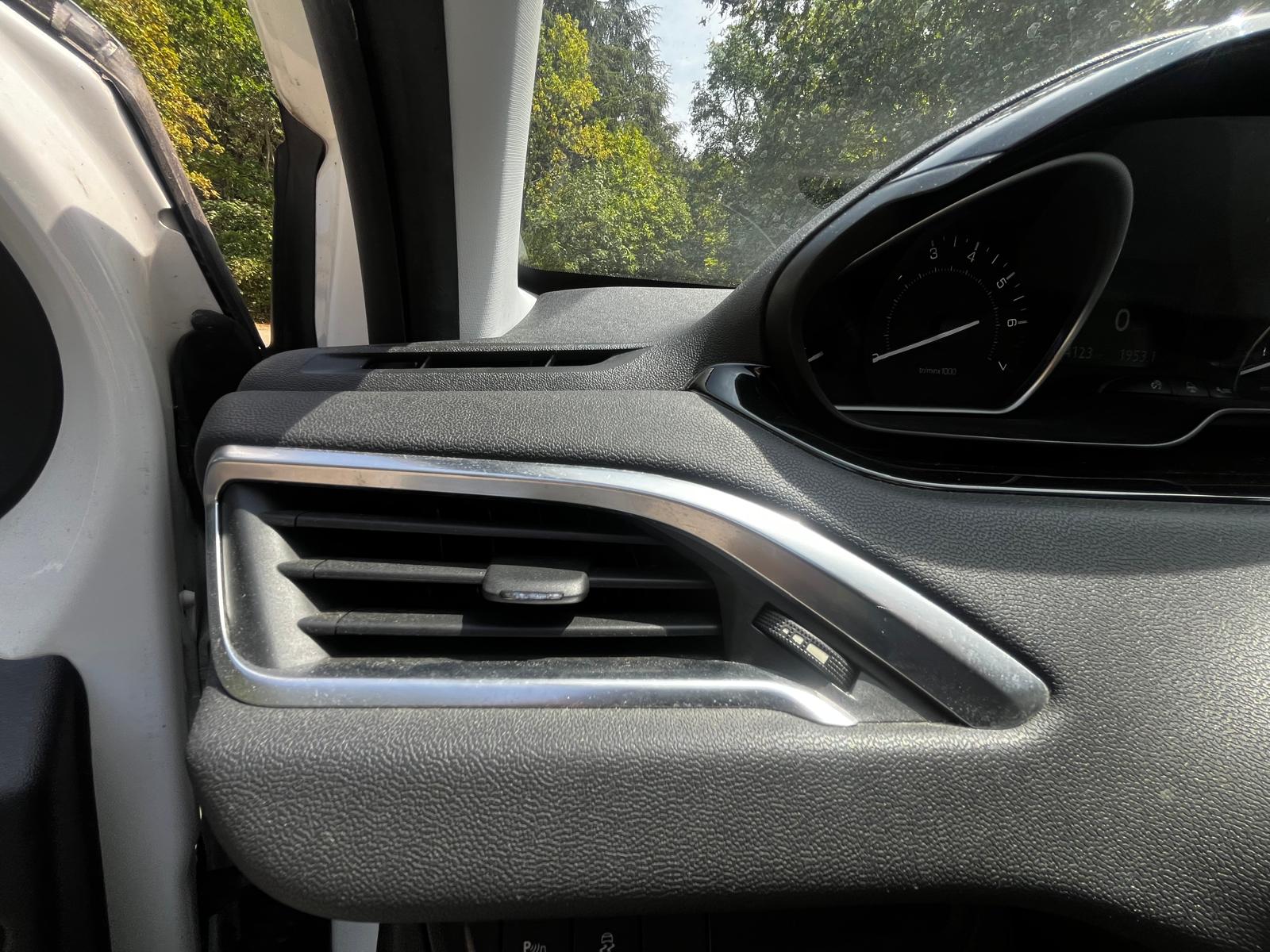 PEUGEOT 208 1,2 VTI 82ch ALLURE