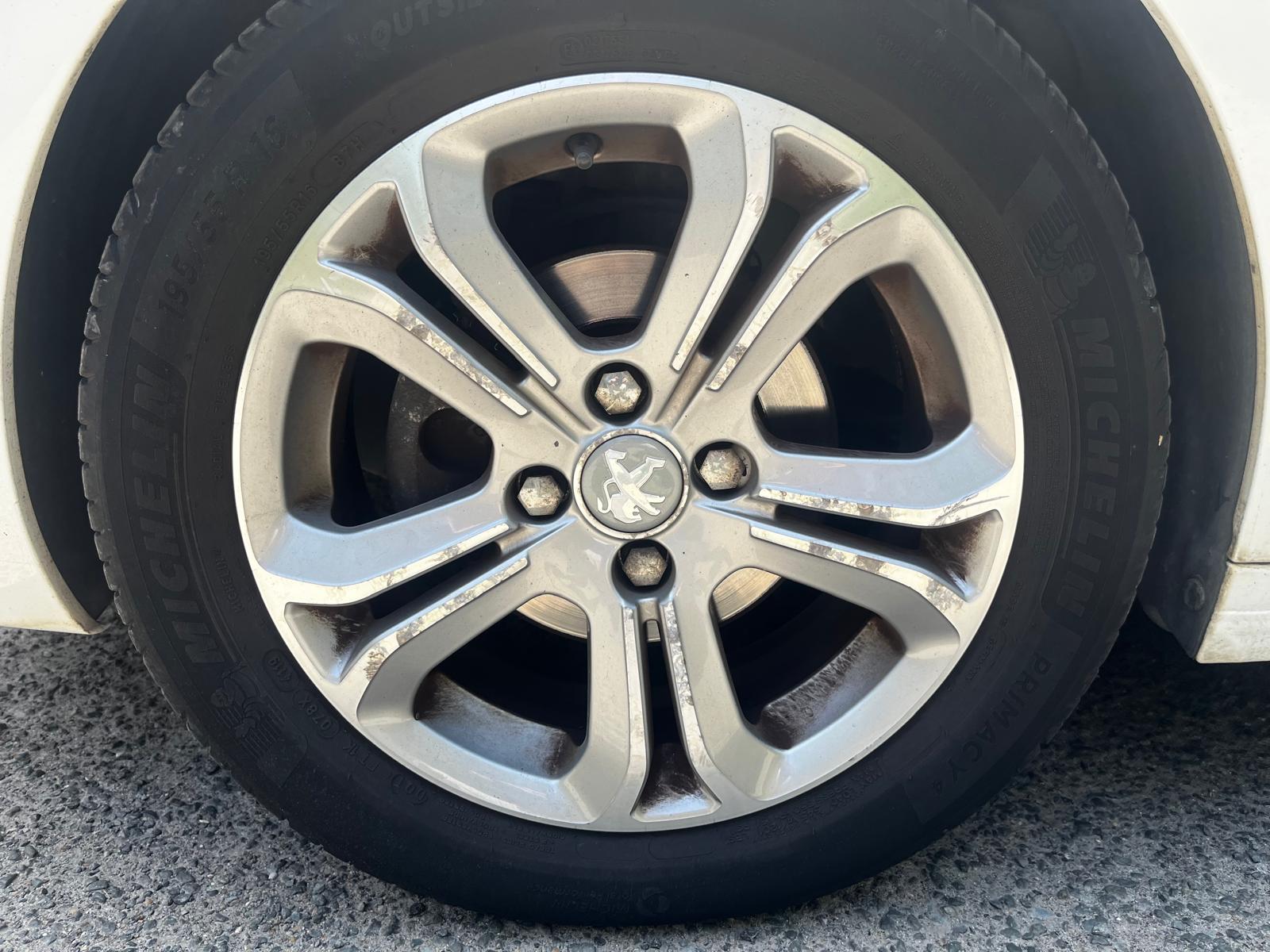PEUGEOT 208 1,2 VTI 82ch ALLURE