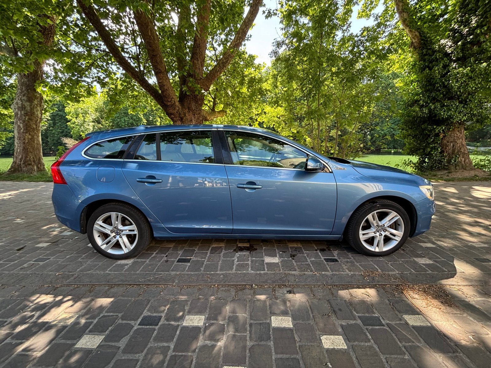 Volvo V60 Plug-in Hybrid D6 215 +70 ch AWD Xénium Geartronic A
