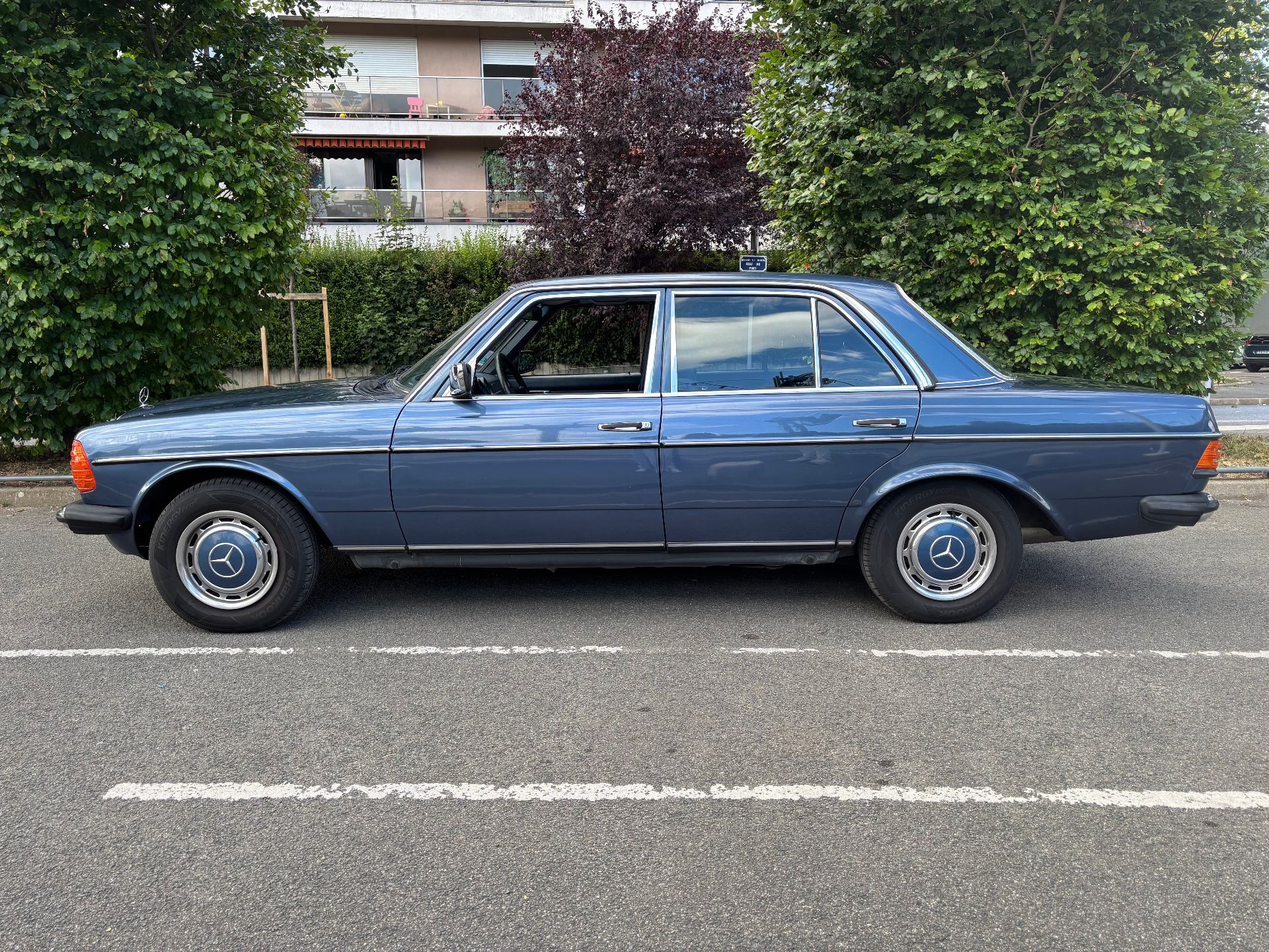 Mercedes-Benz W123 230E